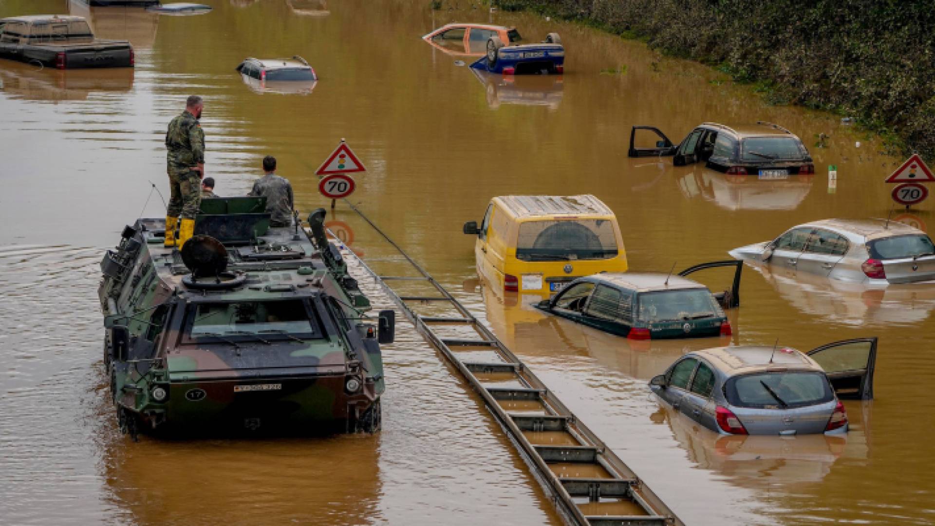 غمرت المياه طرقا سريعة وجسورا وطرقا ريفية
