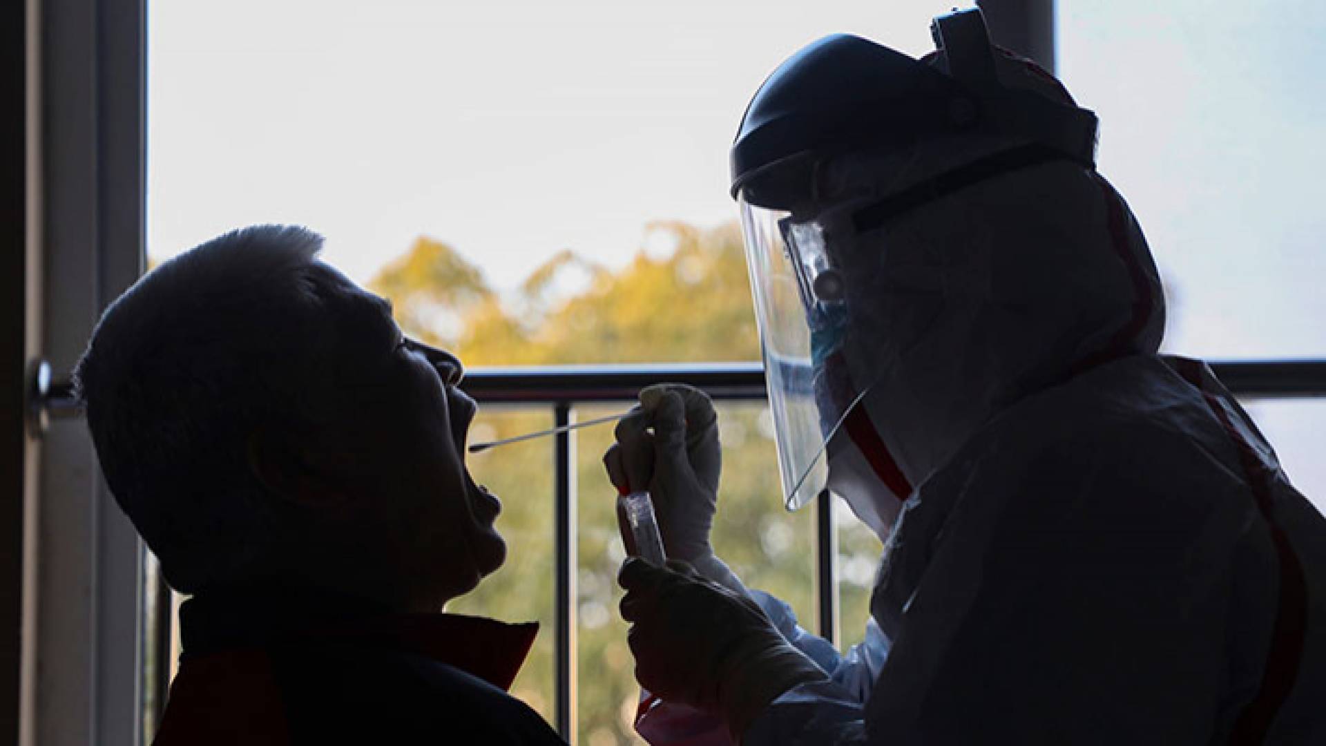 خلال إجراء فحص كورونا لأحد المواطنين في الصين