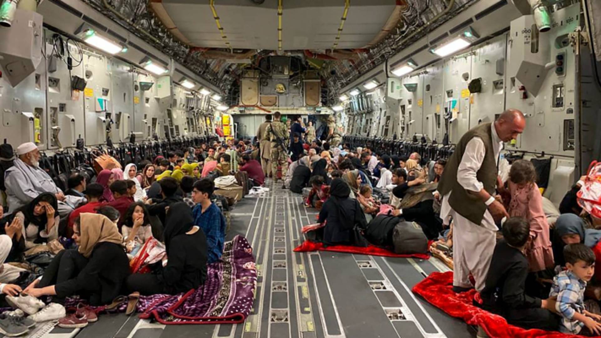 مواطنين أفغان داخل طائة أمريكية - ارشيفية