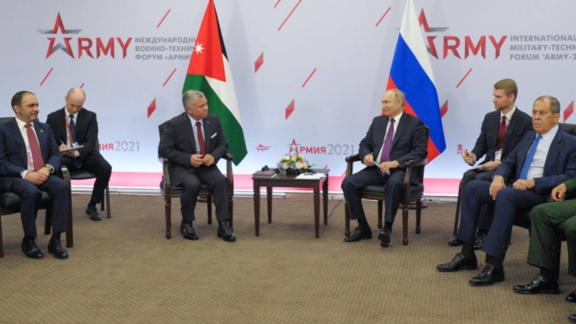 الملك خلال لقاءه الرئيس الروسي فلاديمير بوتين