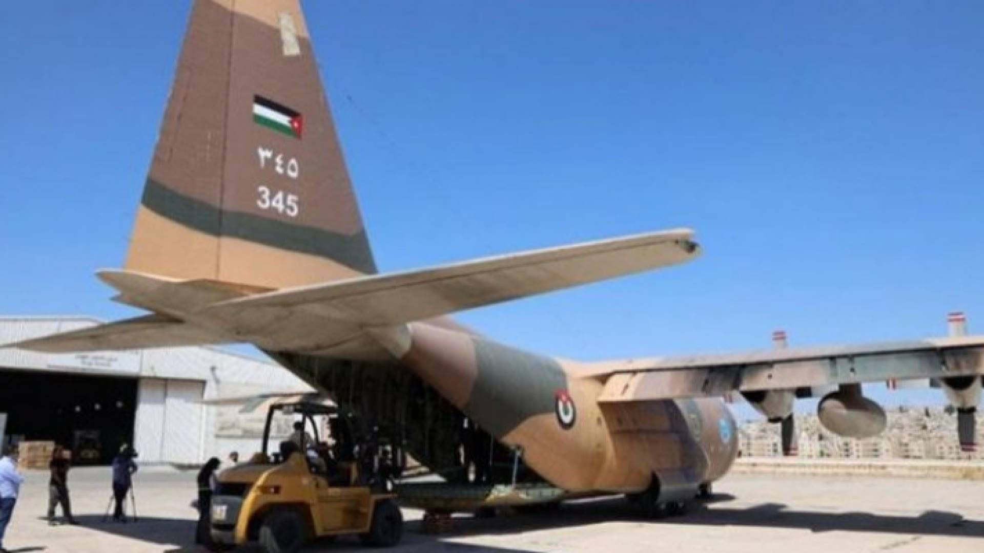 طائرة أردنية تنقل المساعدات إلى لبنان