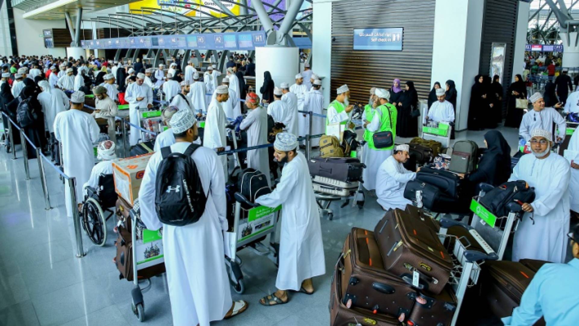 يسمح بدخول السلطنة لجميع المواطنين العمانيين، والمقيمين، وحاملي تأشيرات الدخول