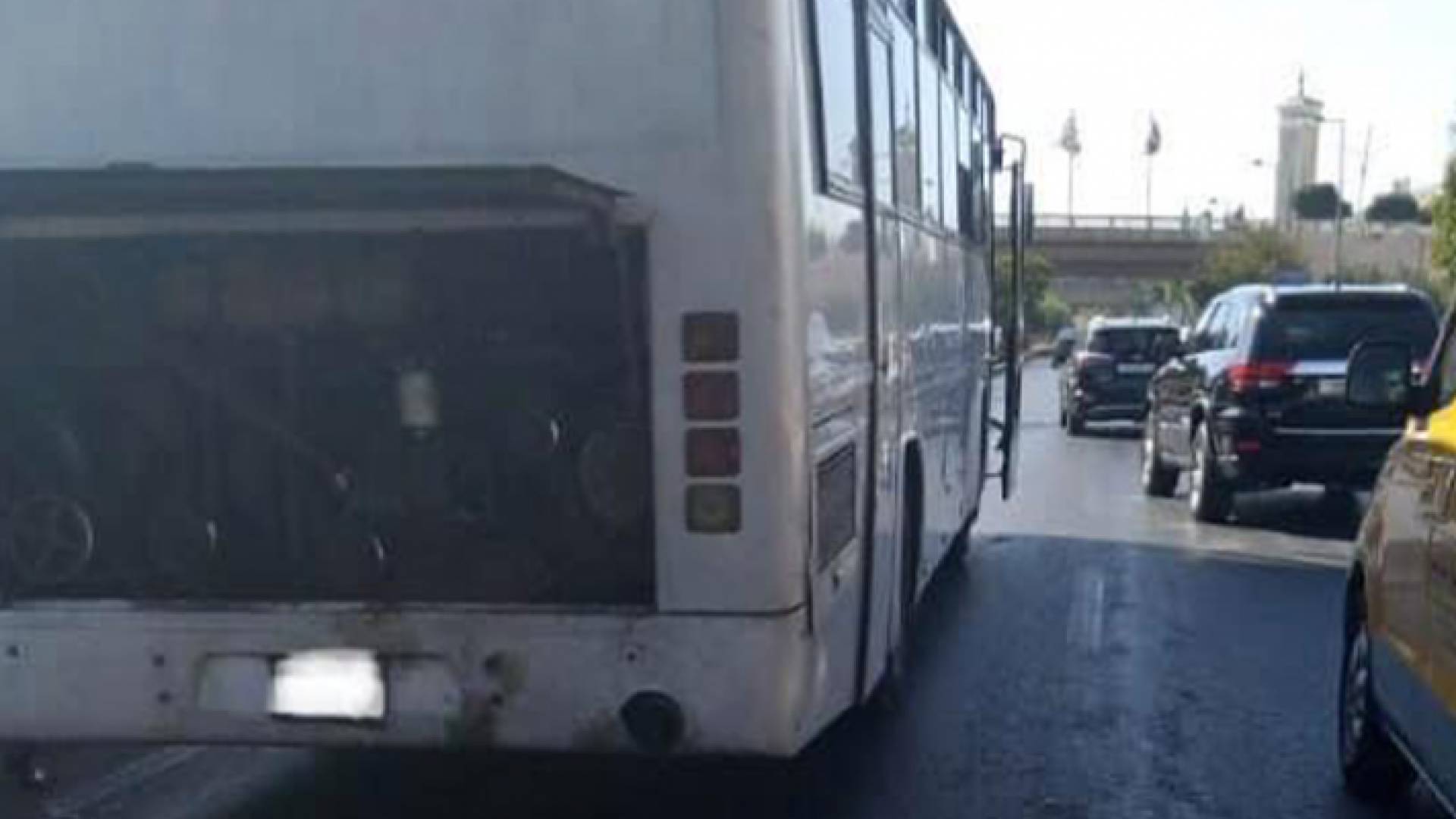 الحافلة المتعطلة في شارع الاستقلال