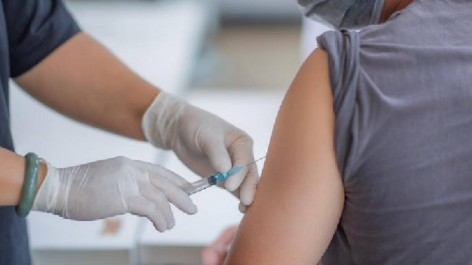 شخص يتلقى لقاح كورونا - ارشيفية