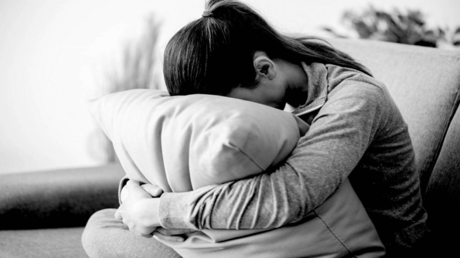 فتاة مصابة بحالة اكتئاب- تعبيرية