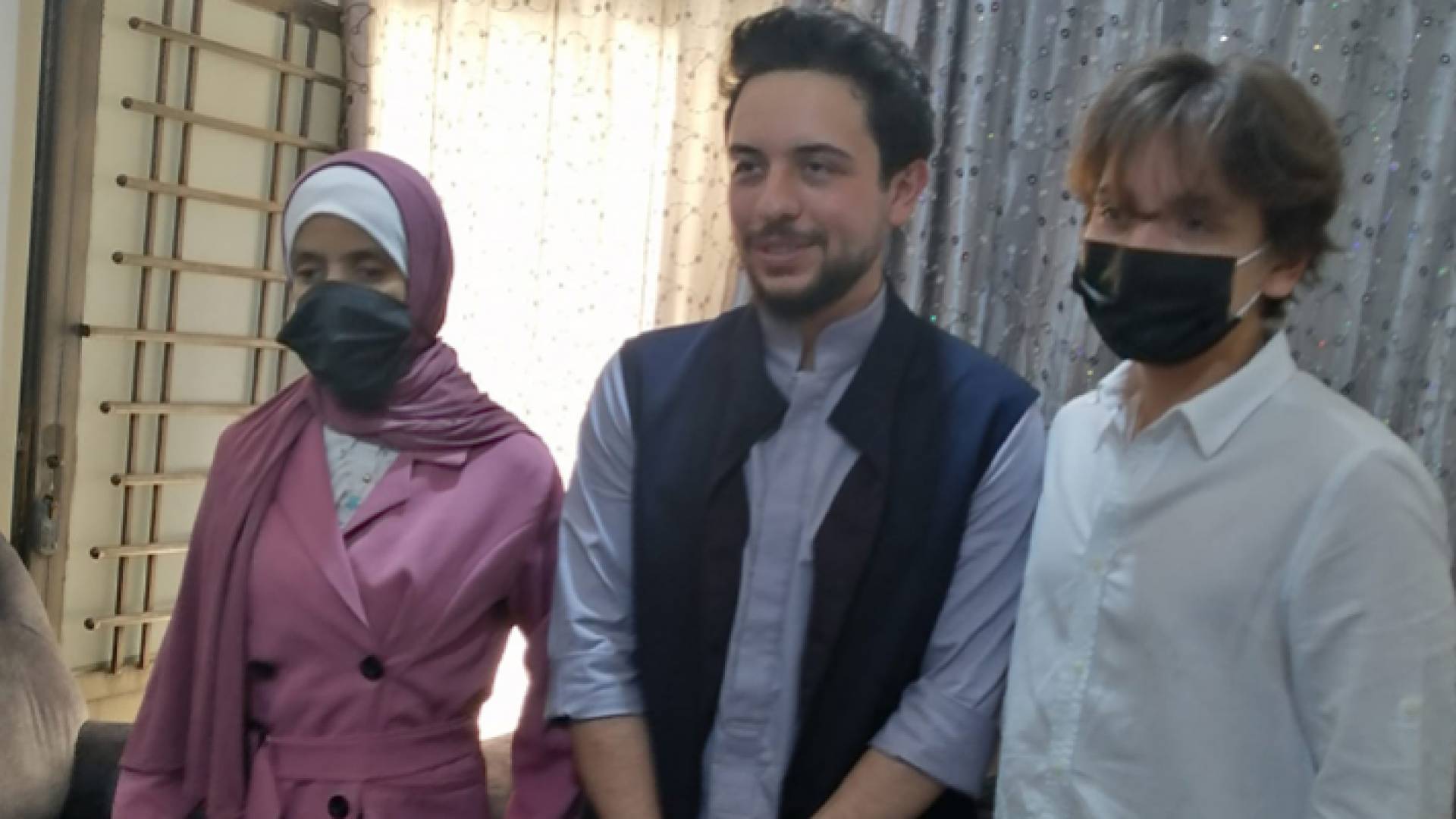 الأمير الحسين والأمير هاشم برفقة الطالبة مايا الجدعان