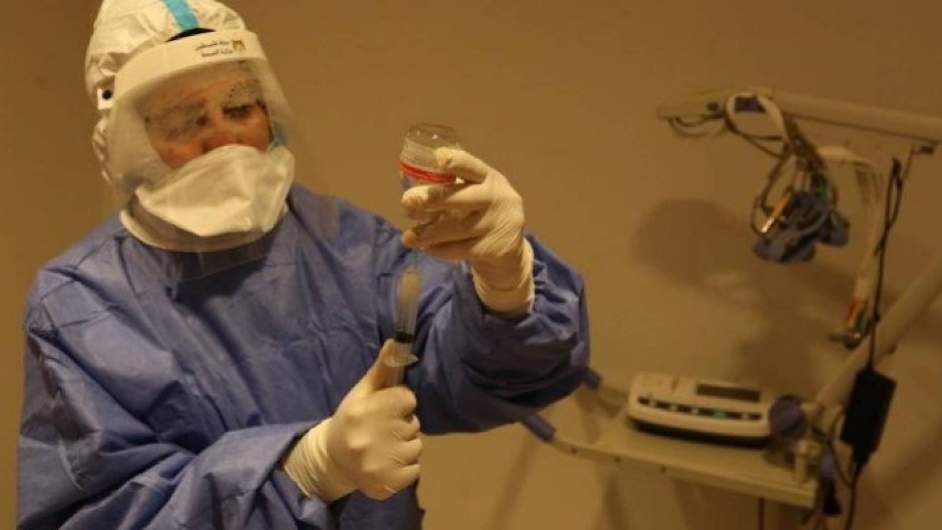 ممرض يجهز حقنة من لقاح فيروس كورونا - أرشيفية