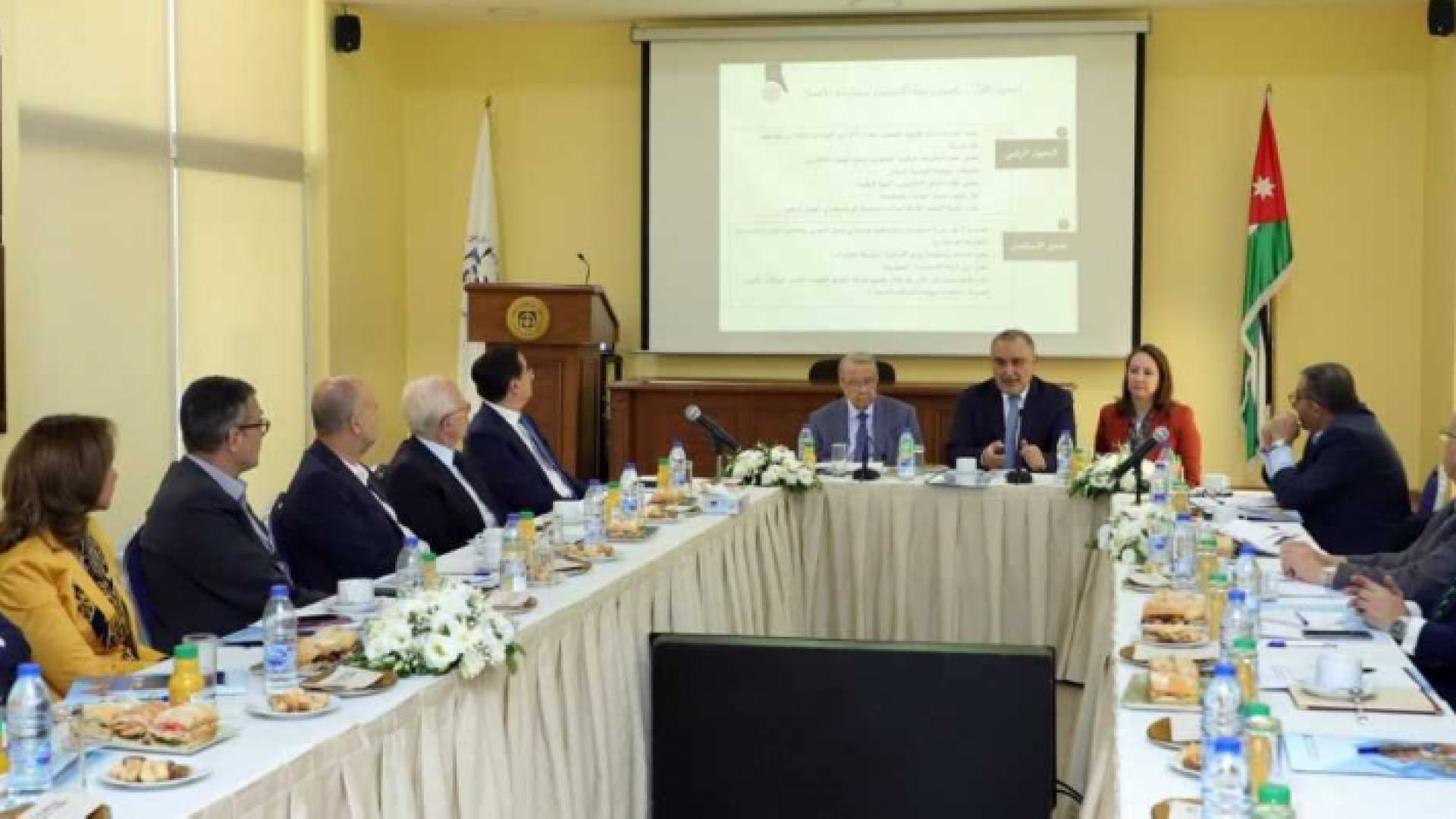 جانب من اللقاء الحكومي مع جمعية رجال الأعمال الأردنيين