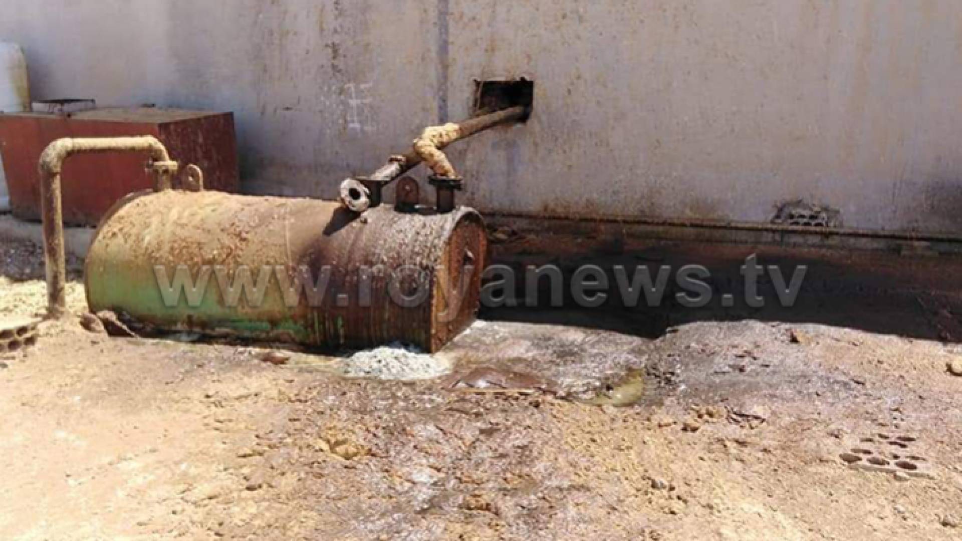 جانب من المضبوطات في المصنع