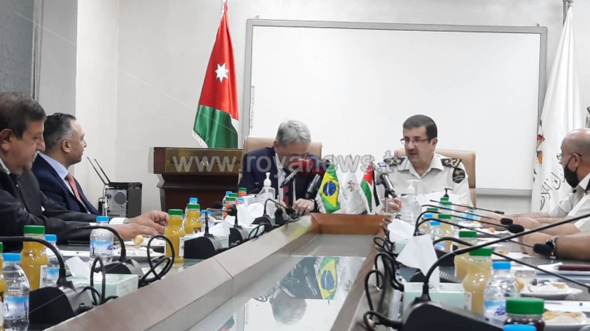 جانب من توقيع الاتفاق