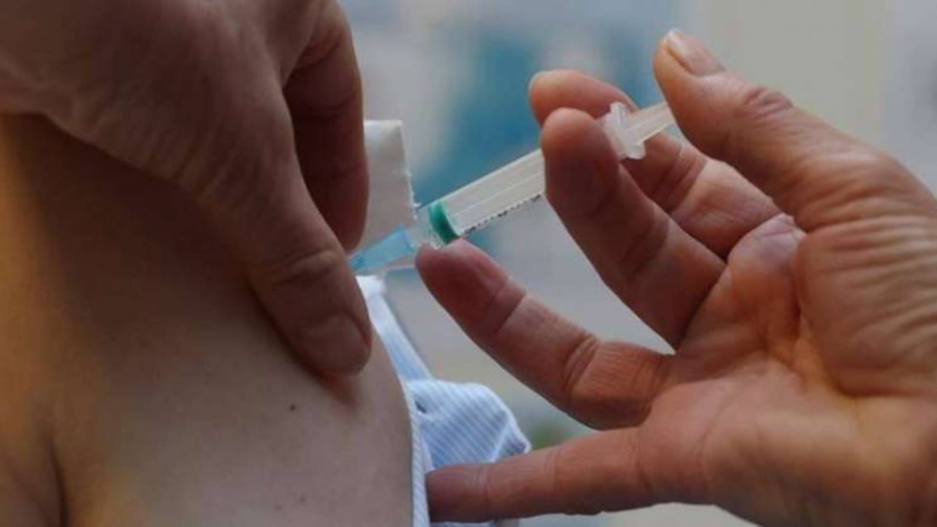 شخص يتلقى لقاح كورونا - ارشيفية