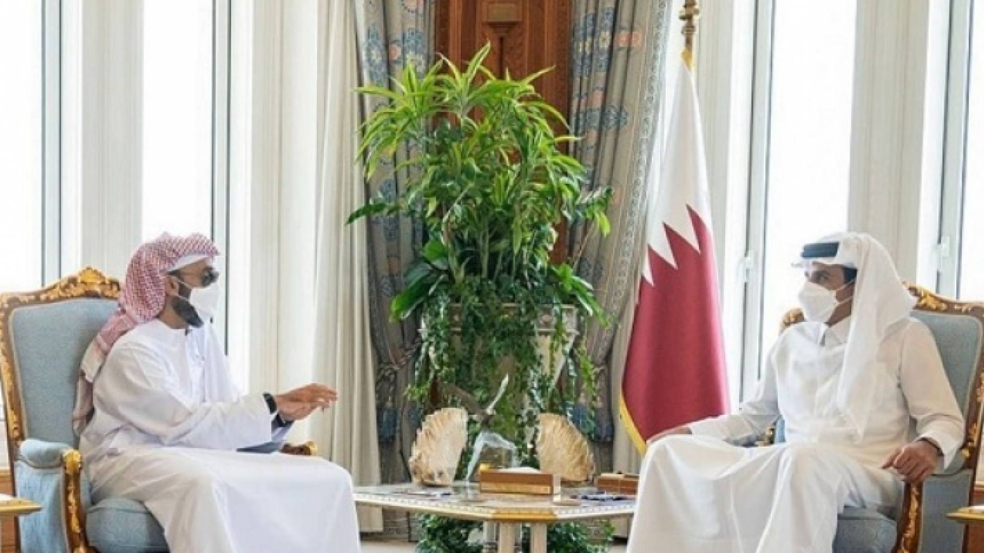 أمير قطر ومستشار الأمن الوطني في الإمارات