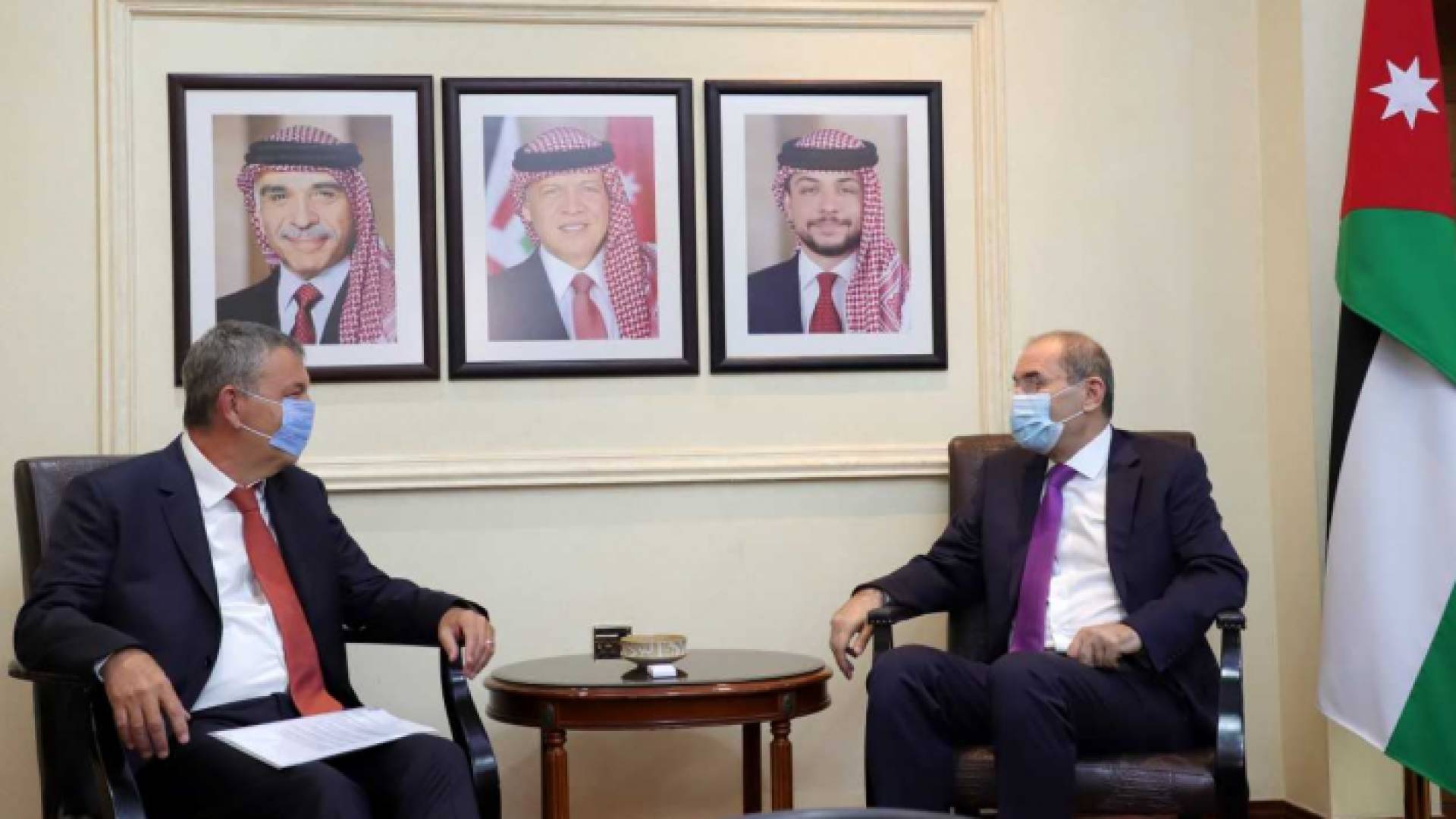 ووزير الخارجية وشؤون المغتربين أيمن الصفدي والمفوض العام لوكالة الأمم المتحدة لإغاثة وتشغيل اللاجئين الفلسطينيين (أونروا) فيليب لازاريني