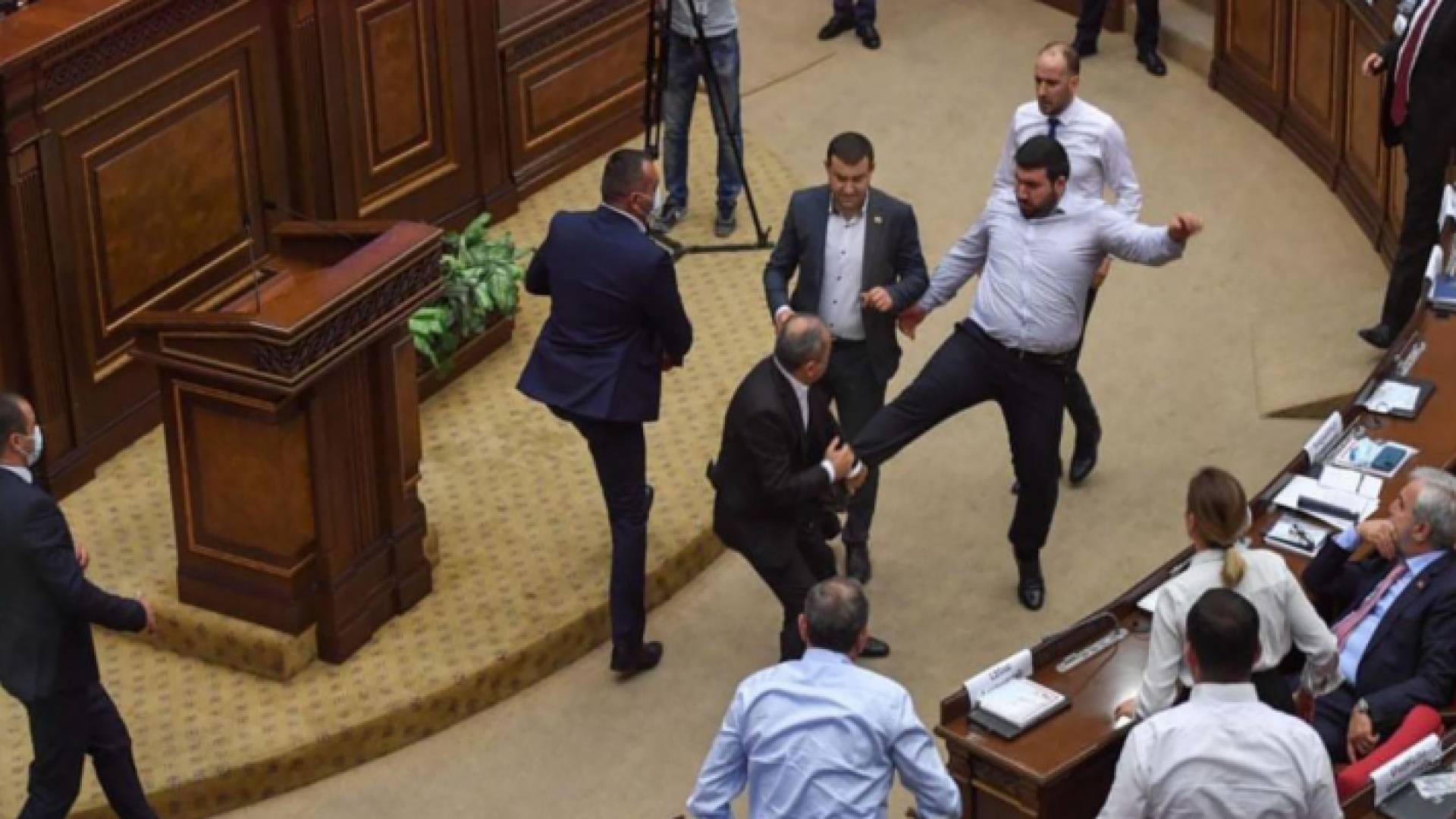 عراك بين نواب في البرلمان الأرميني