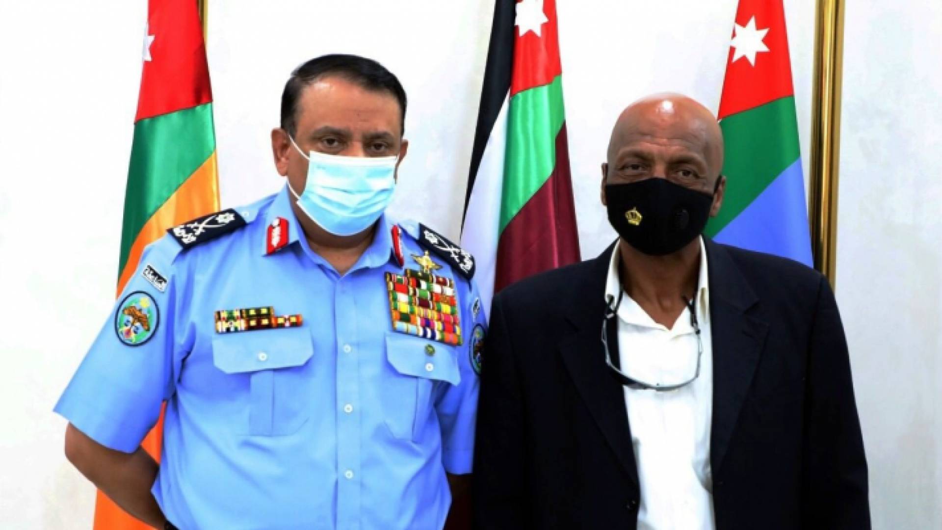 الحواتمة يكرم نقيبا متقاعدا لمساهمته بضبط المعتدي على أحد البنوك في الزرقاء