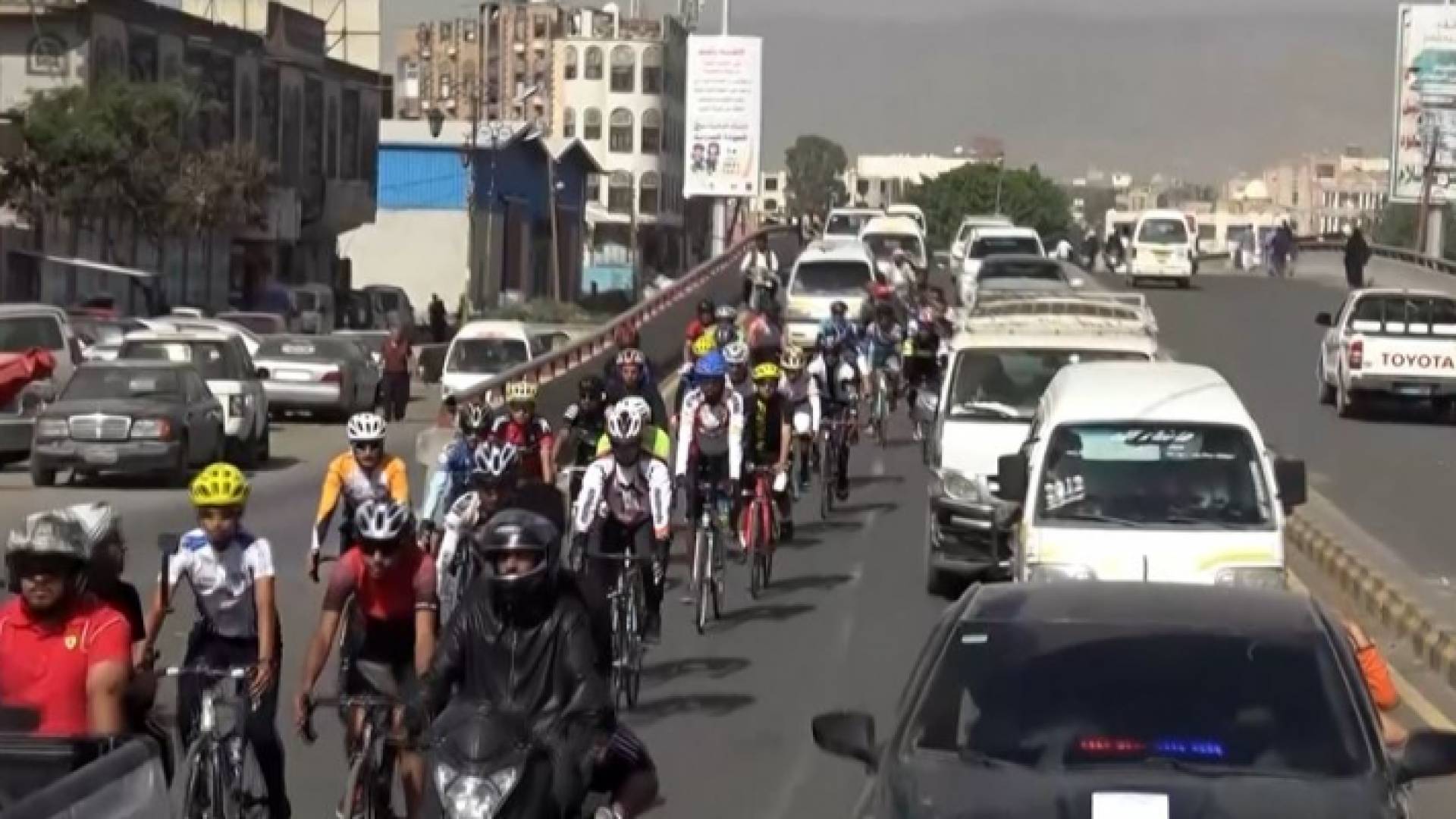 دراجون يمنيون ينطلقون في رحلة لتوجيه رسالة سلام