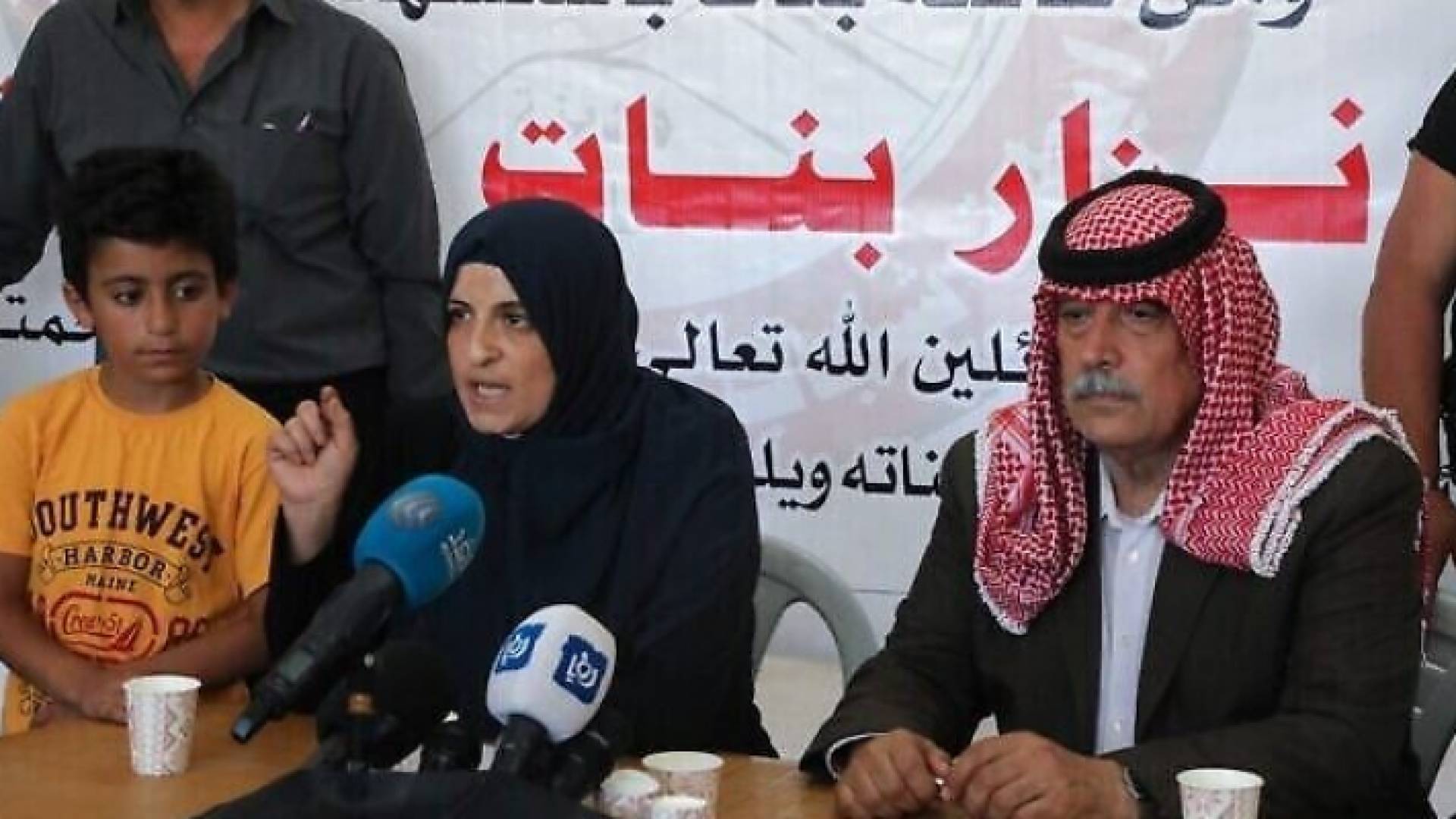 عائلة نزار بنات خلال مؤتمر صحفي