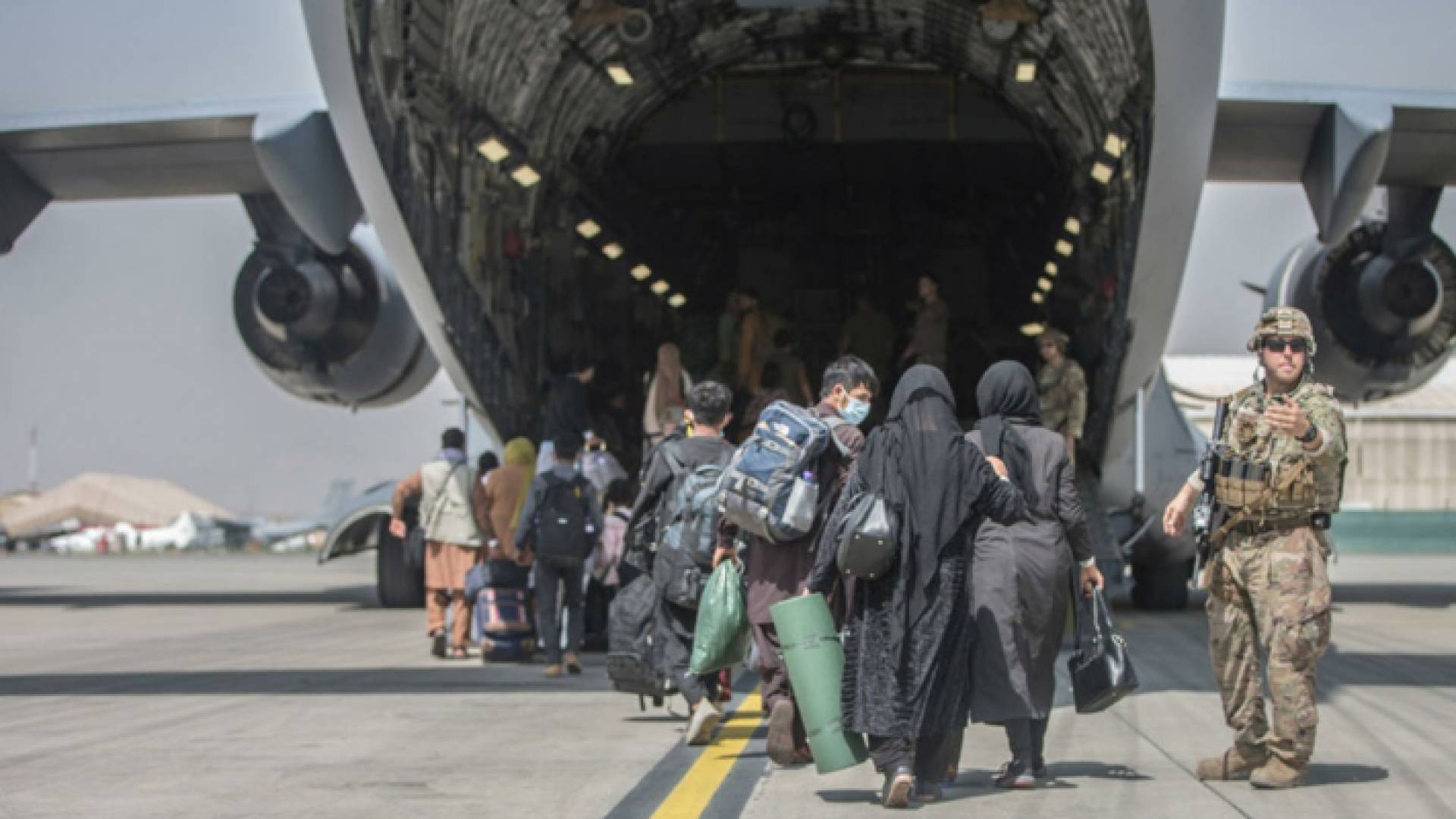 أعلنت هولندا وقف عمليات الإجلاء بطلب من القوات الأمريكية