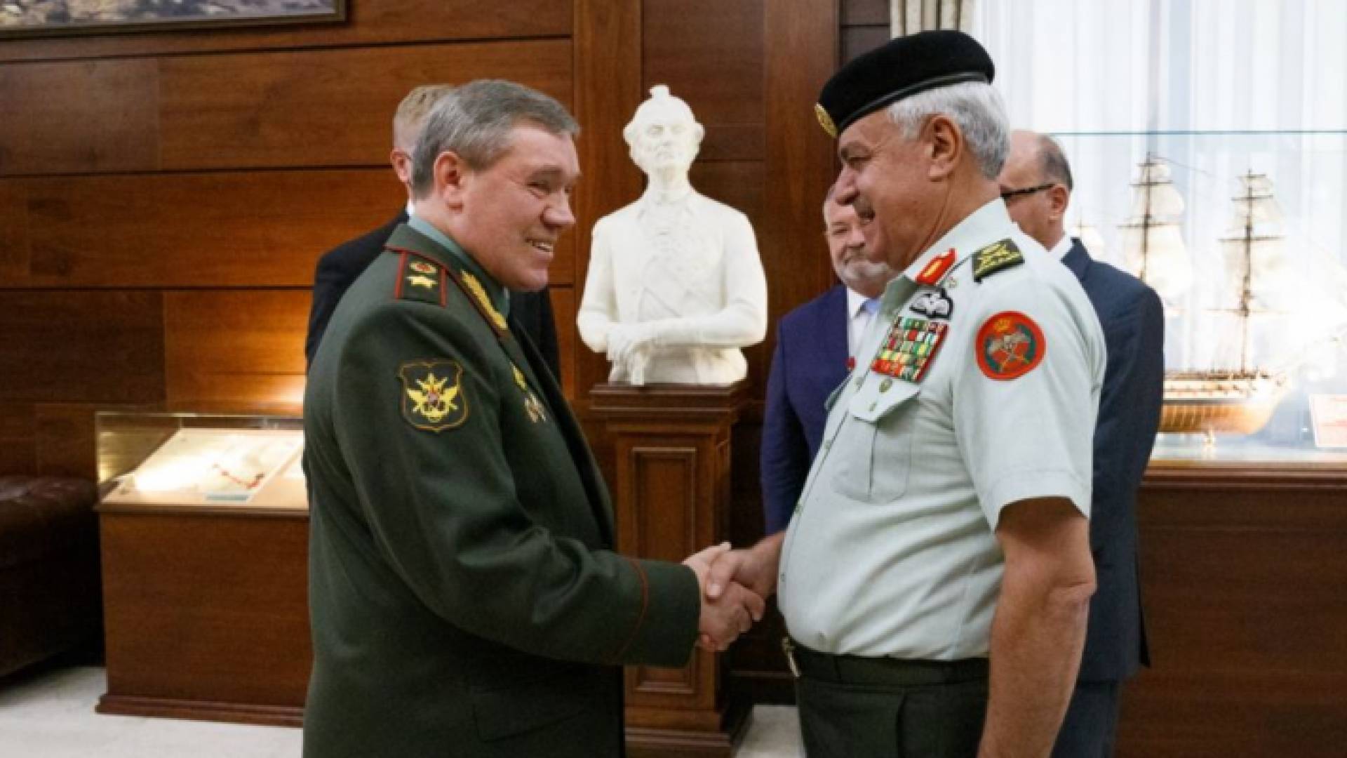 رئيس هيئة الأركان المشتركة يلتقي رئيس هيئة الأركان العامة في القوات المسلحة الروسية