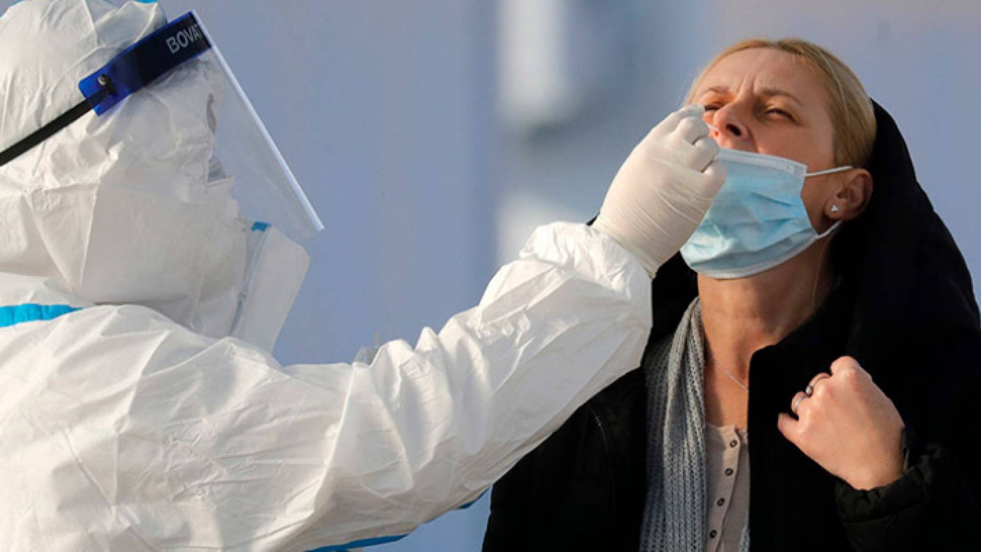 خلال إجراء فحص كورونا لسيدة