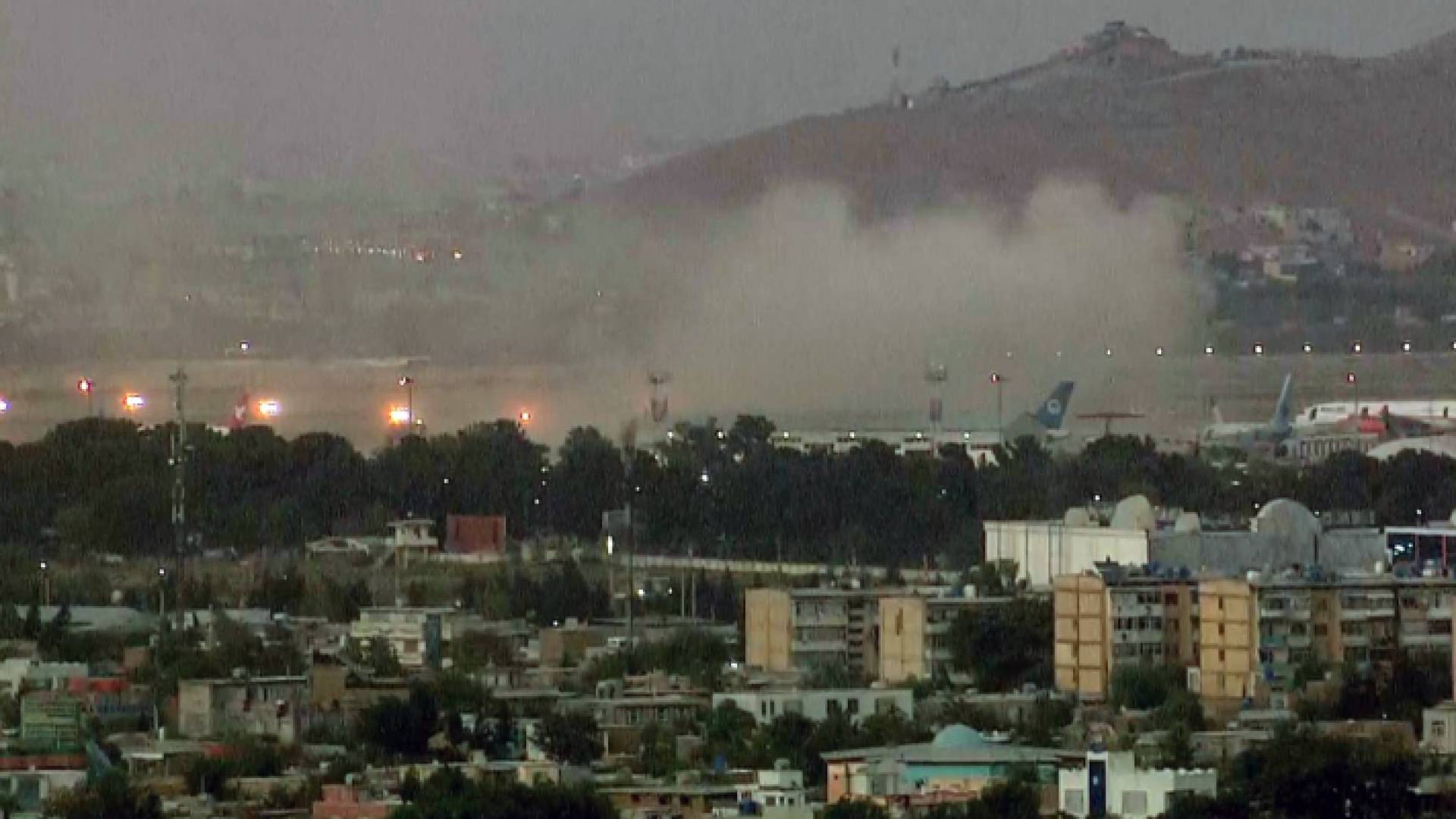 جانب من التفجير الانتحاري في مطار كابول