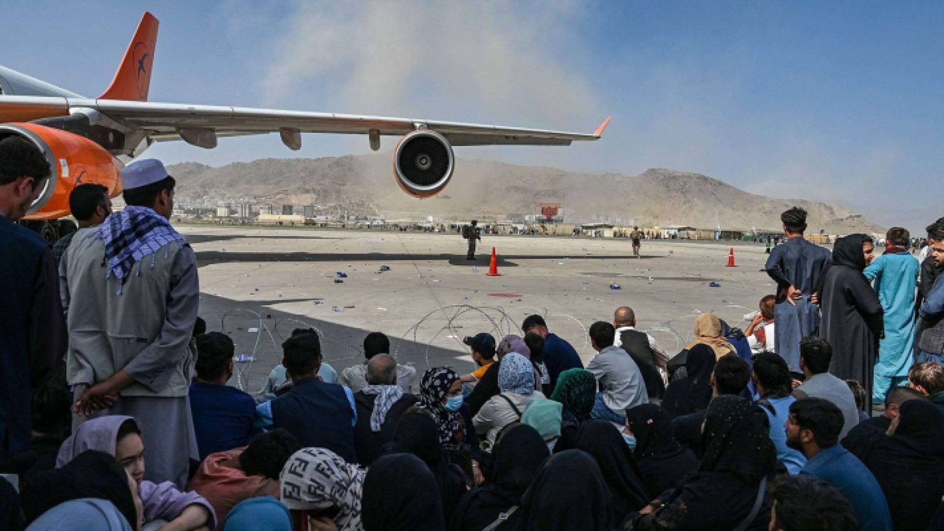 إجلاء أكثر من مئة ألف شخص من أفغانستان منذ 14 آب