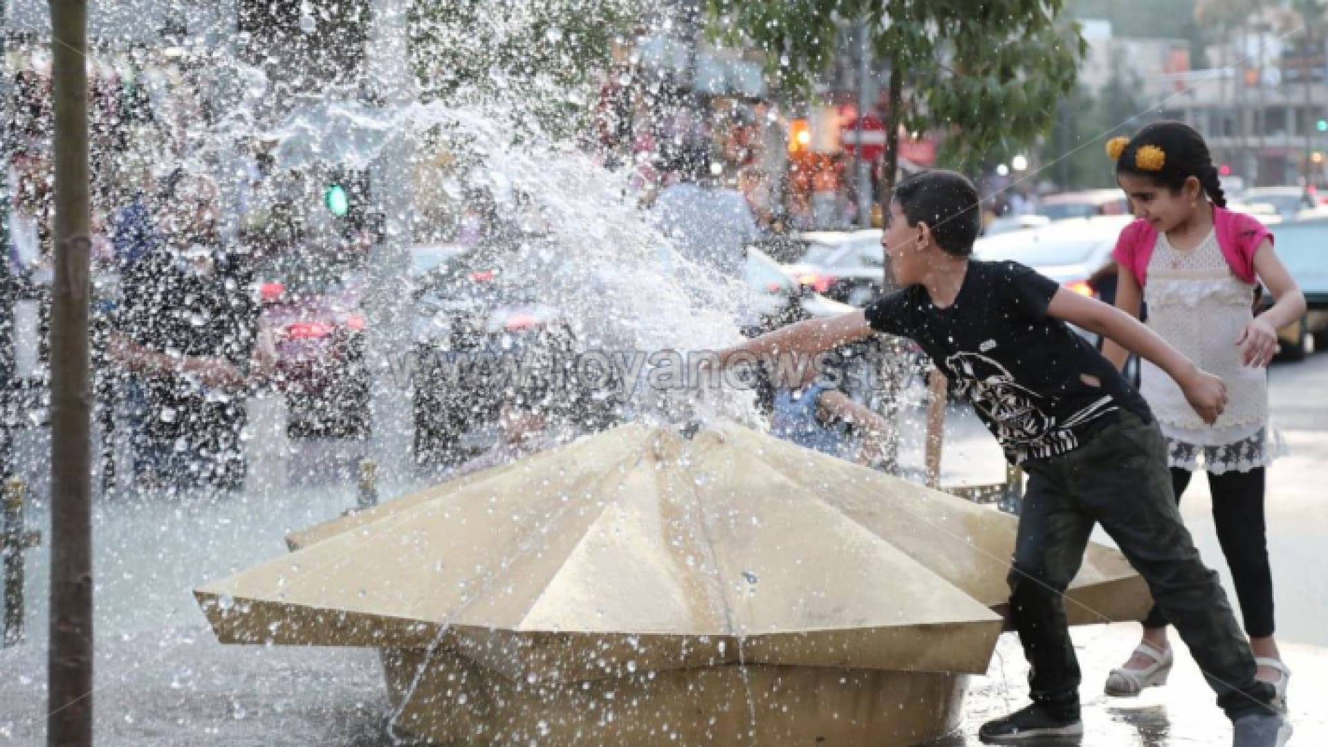 أطفال يلعبون بالمياه - ارشفية