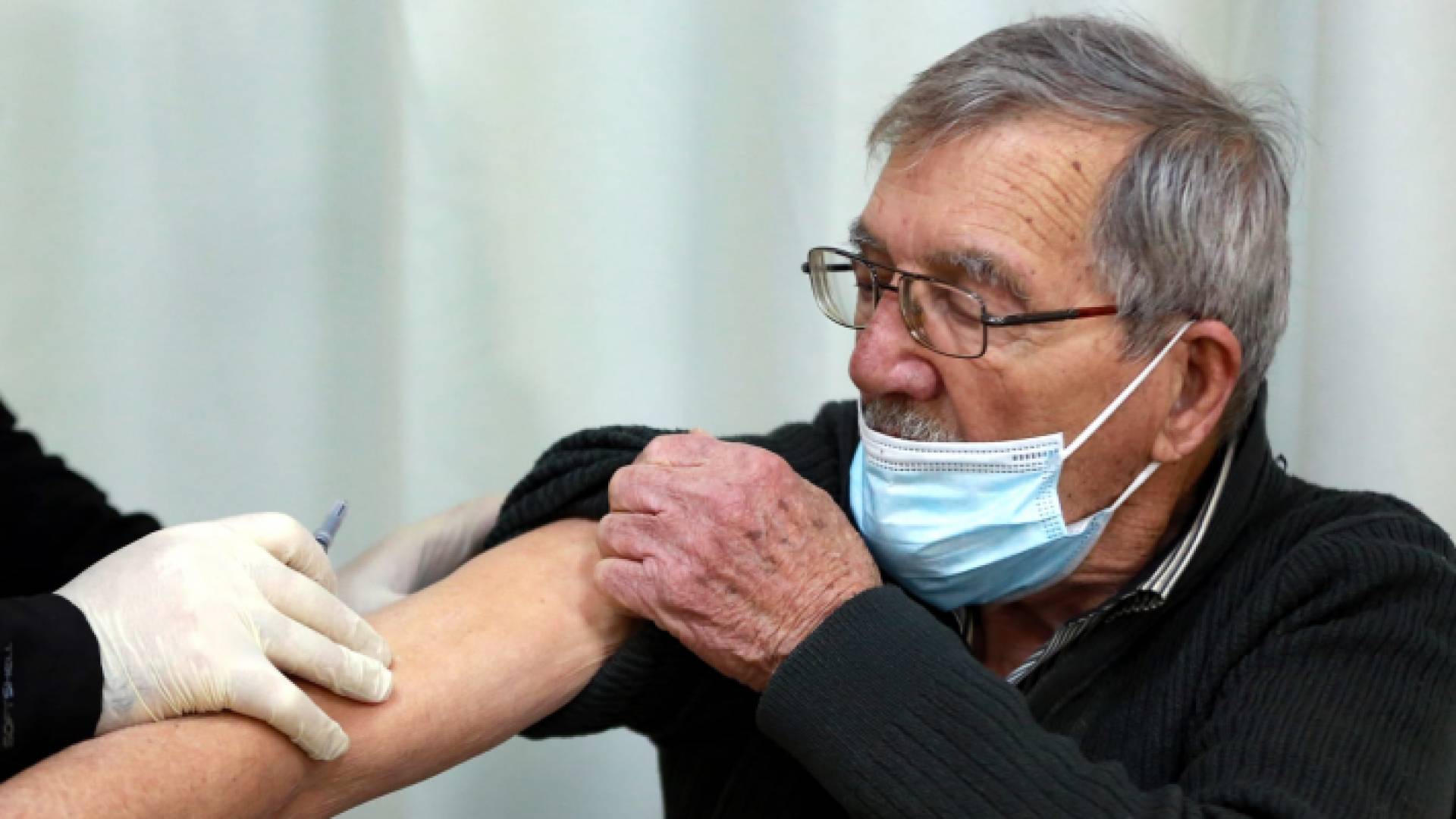 شخص يتلقى جرعة من لقاح كورونا - ارشيفية