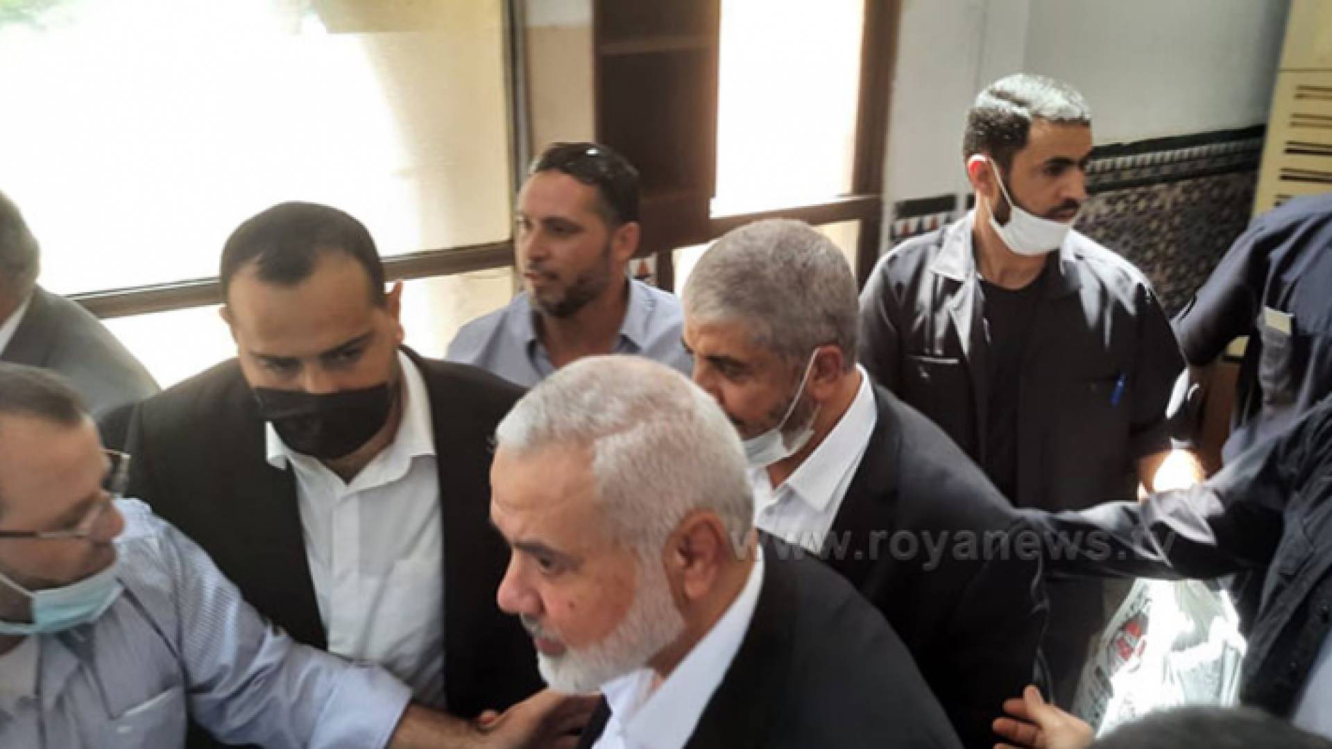 خلال مشاركة هنية ومشعل في جنازة ابراهيم غوشة