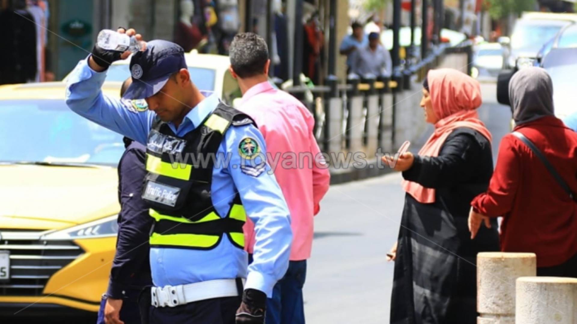 مواطنون وأحد رقباء السير في وسط البلد بالعاصمة عمان - ارشيفية