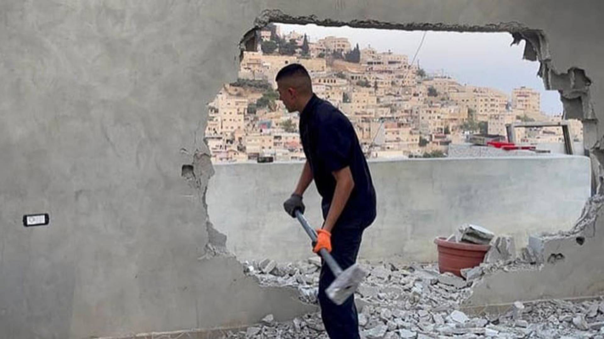 فلسطيني يهدم منزله بعدما أجبره الاحتلال الإسرائيلي على هدمه ذاتيا