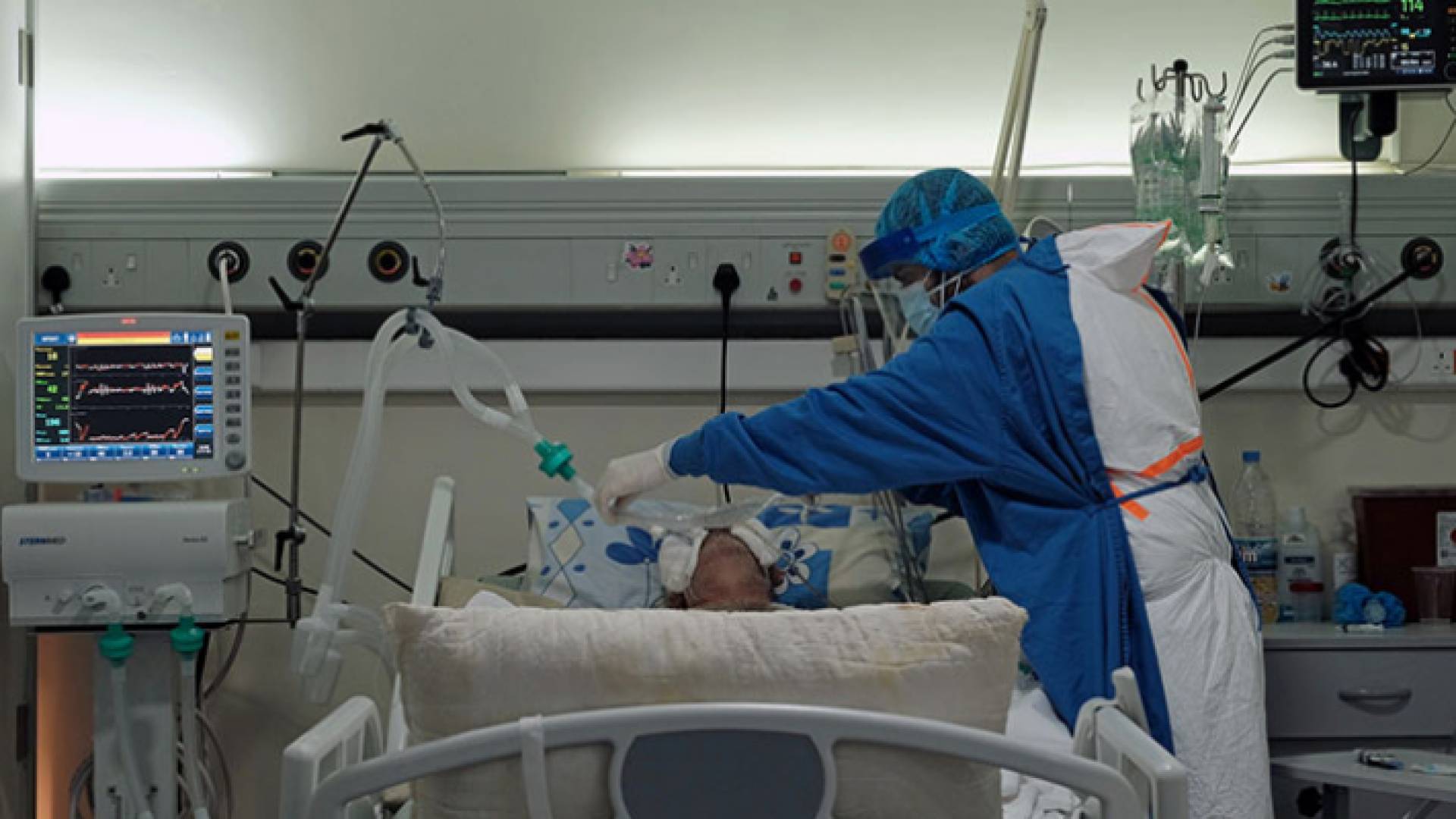 أحد مرضى فيروس كورونا في أحد المستشفيات