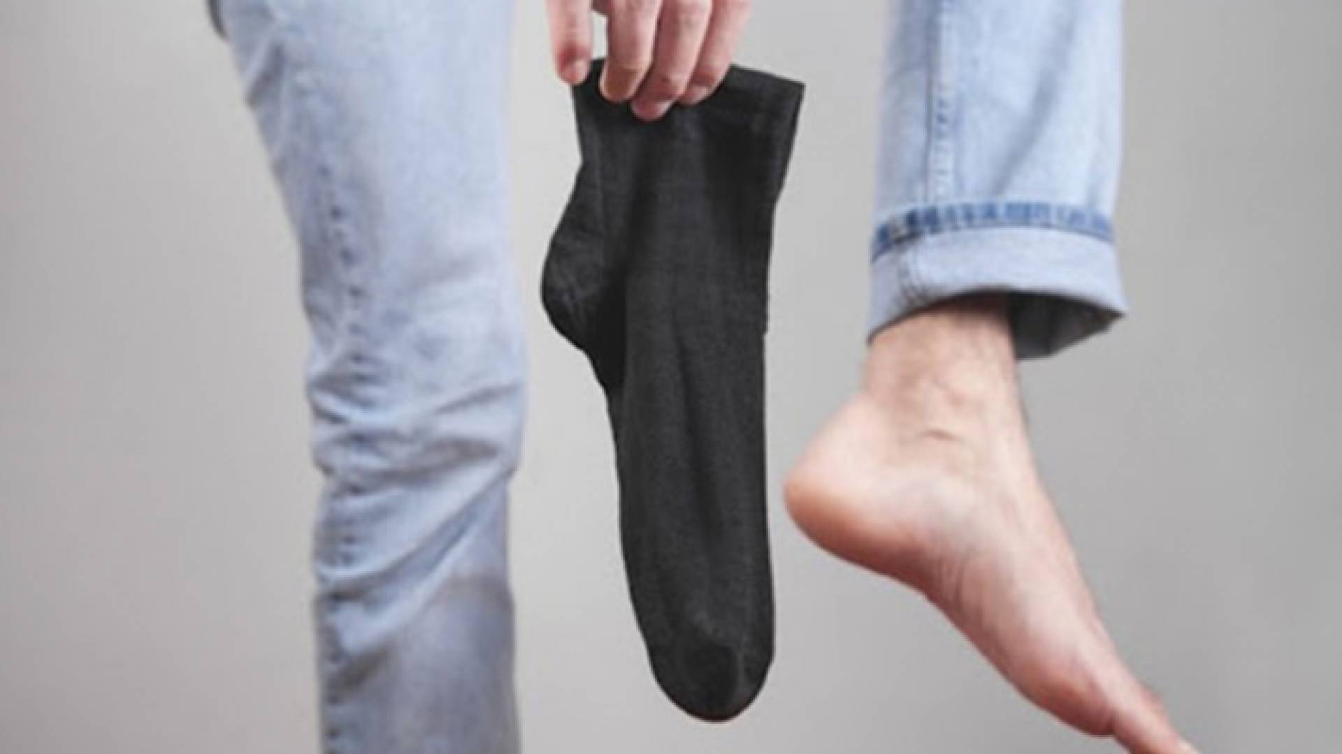 شخص ينزع جواربه