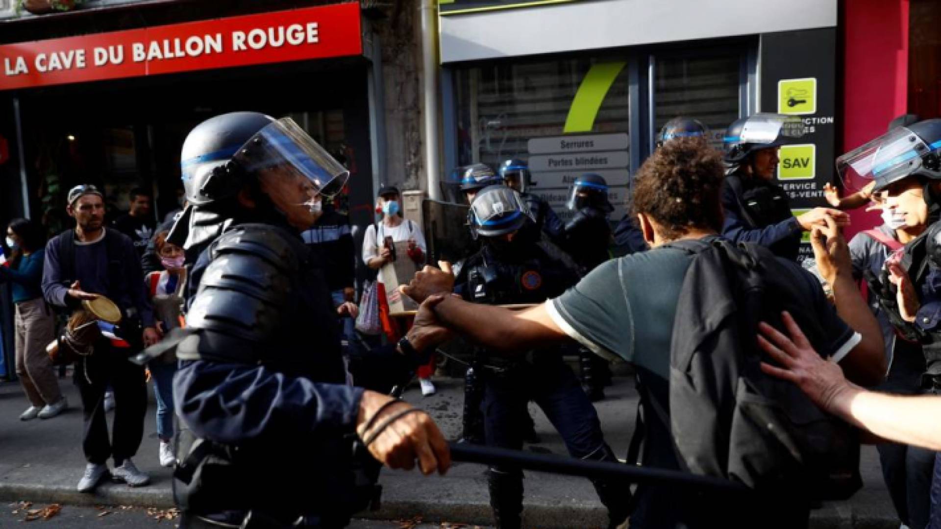 تظاهرات جديدة في فرنسا رفضا للشهادة الصحية