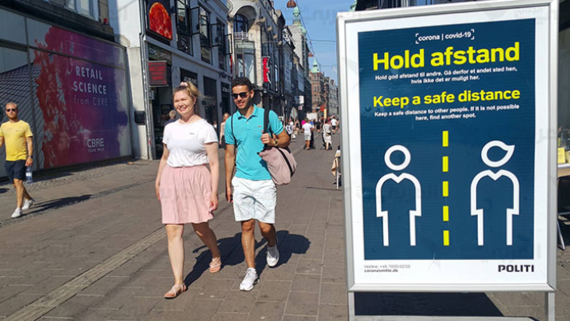 دنماركيون بلا كمامات