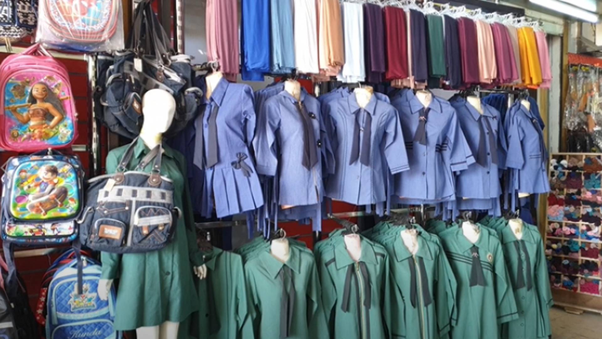 ملابس طالبات المدارس الحكومية للفئتين الأساسية والإعدادية