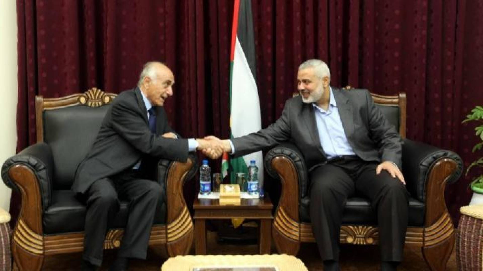 منيب المصري مع رئيس حركة حماس سماعيل هنية