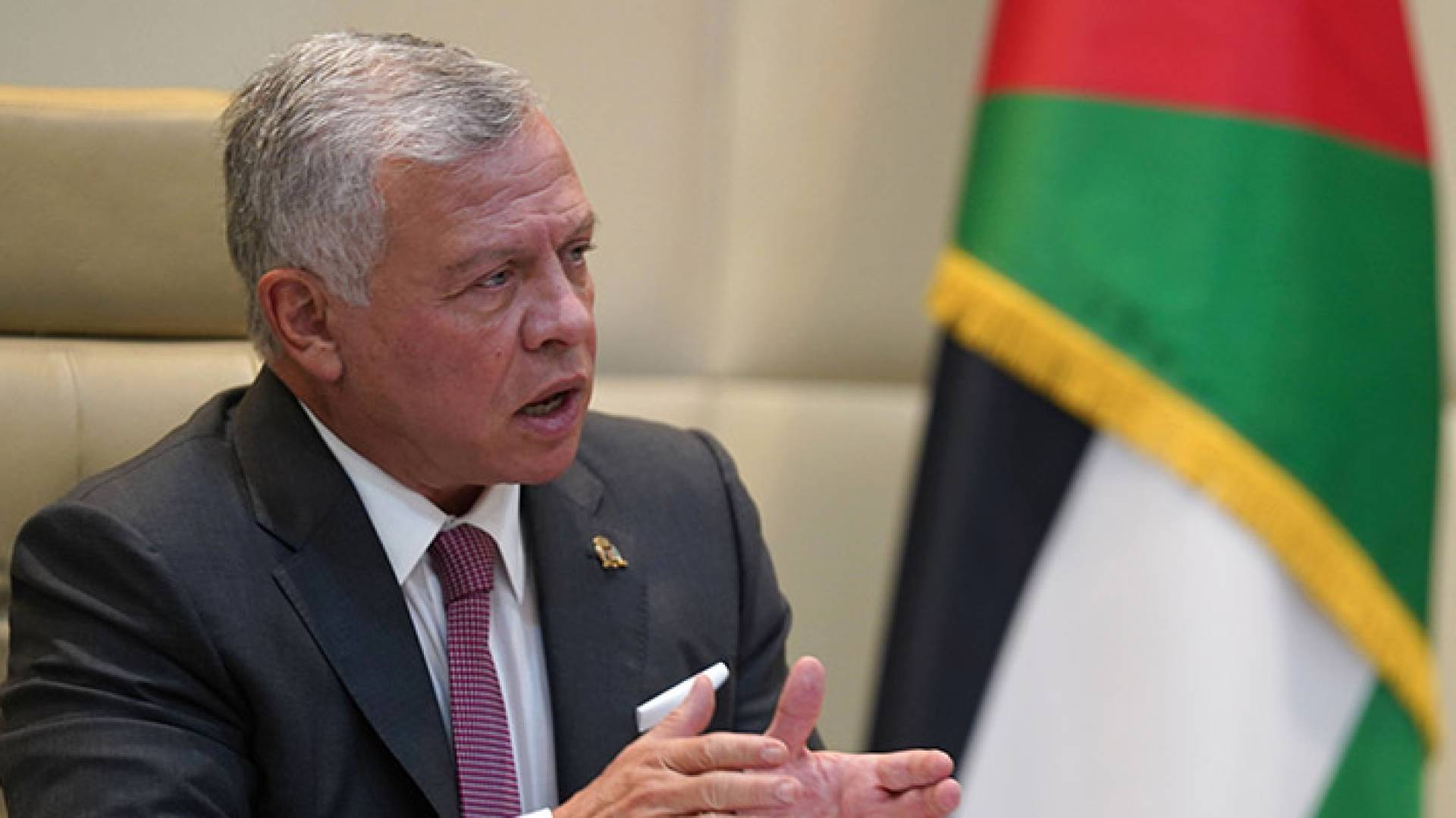 الملك خلال اجتماع مجلس الوزراء