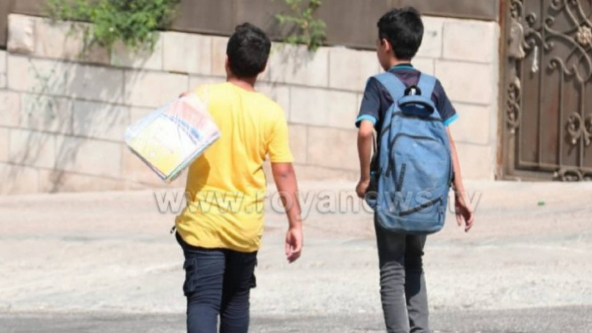 طالبان ذاهبان إلى المدرسة