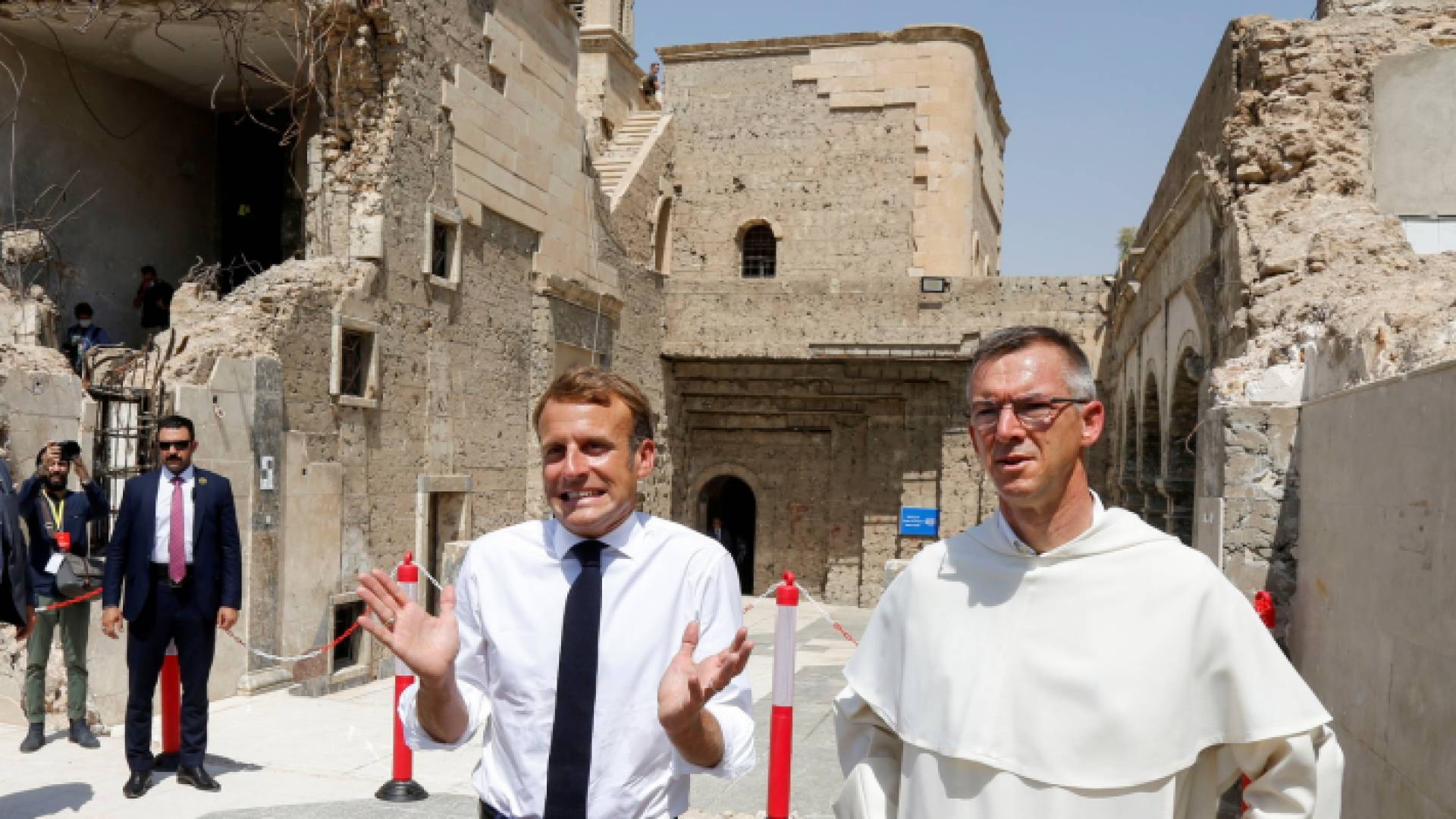 زار الرئيس الفرنسي إيمانويل ماكرون كنيسة الساعة في الموصل