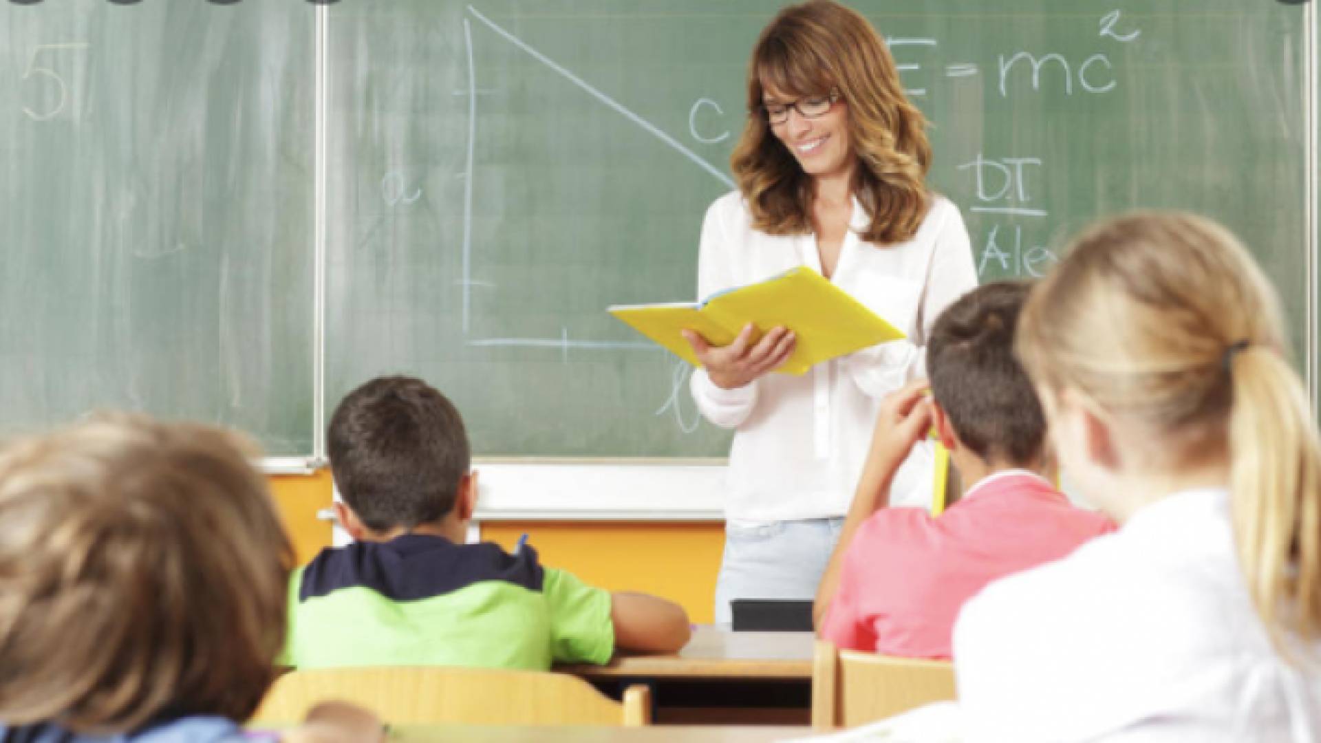 معلمة داخل الغرفة الصفية - تعبيرية