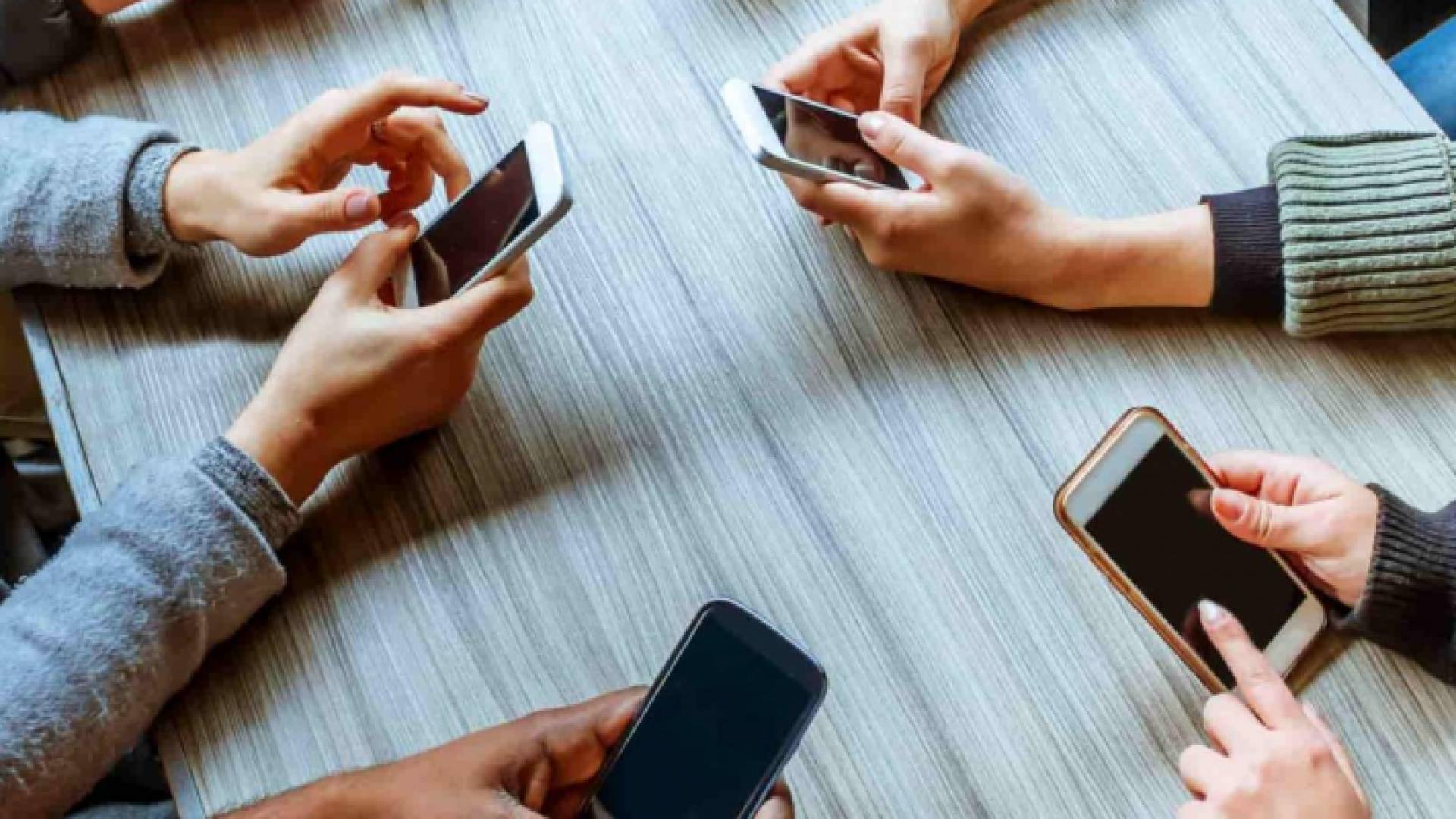 هواتف محمولة - تعبيرية