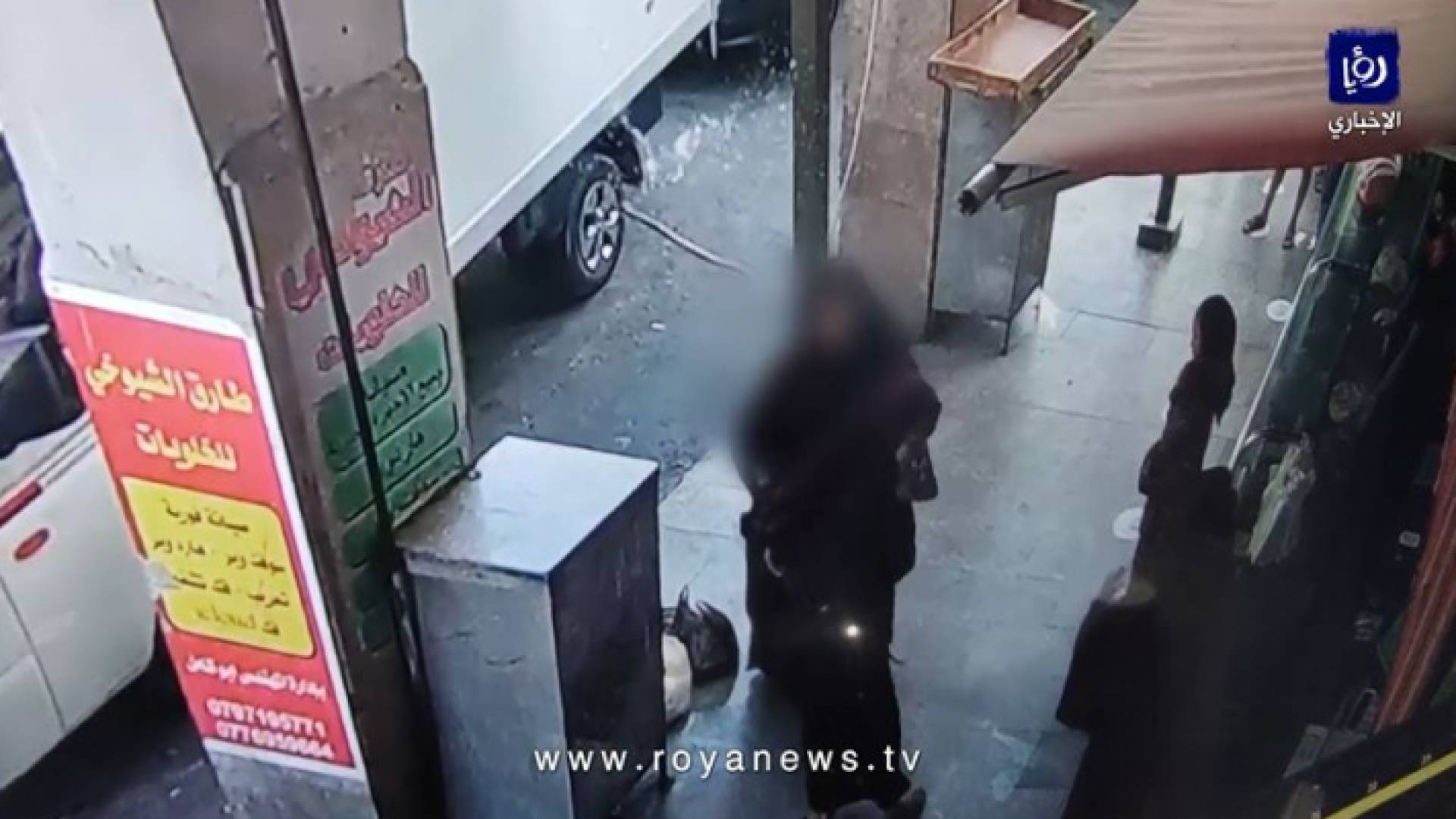 لحظة اعتداء متسولات على مواطنين في وسط البلد