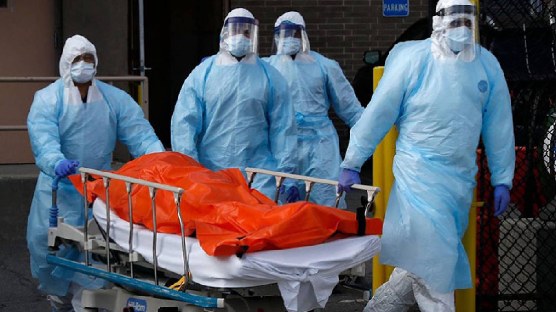 خلال نقل جثمان أحد المتوفين بفيروس كورونا