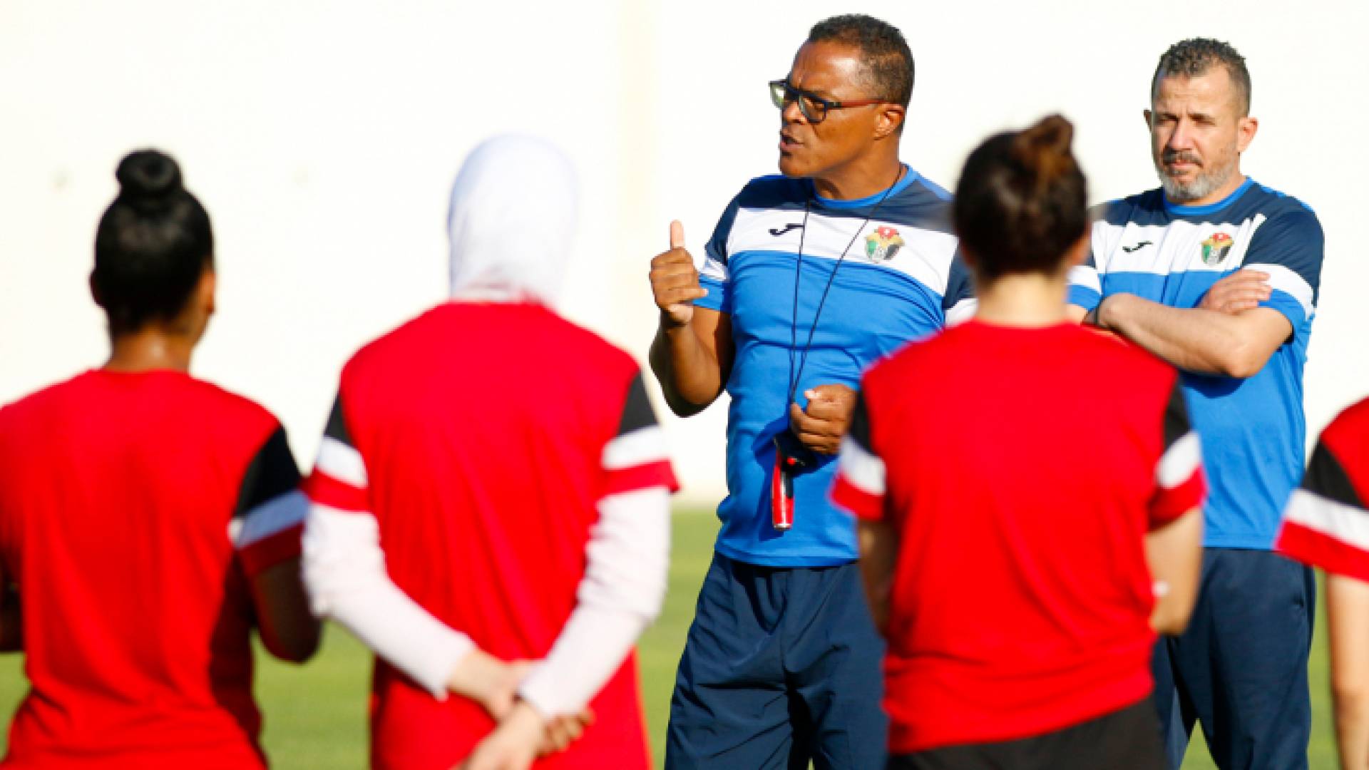 لاعبات منتخب السيدات لكرة القدم يستمعن للمدرب البرتغالي ديفيد ناشيمينتو - أرشيفية