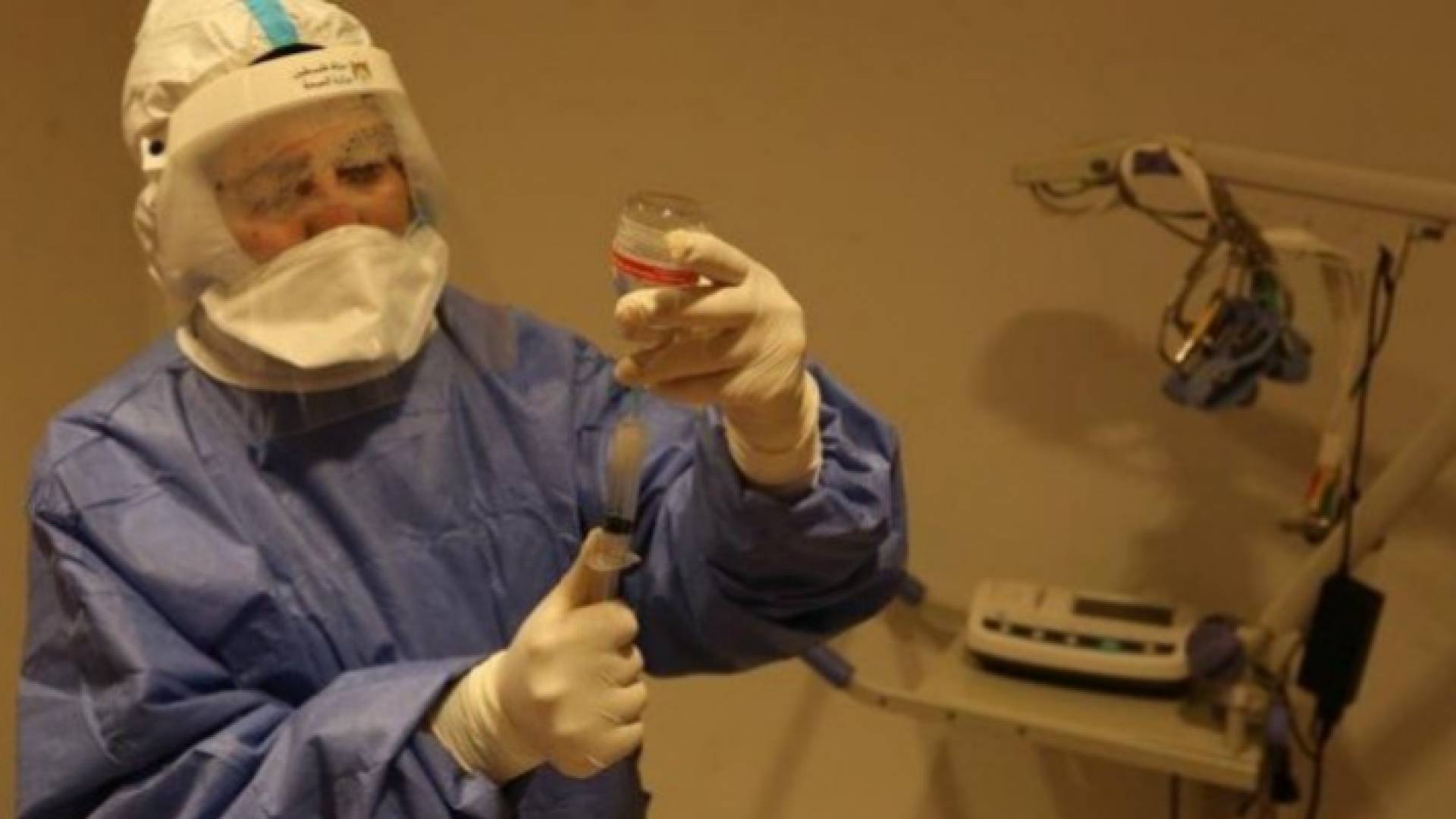 ممرض يجهز حقنة من لقاح فيروس كورونا - أرشيفية