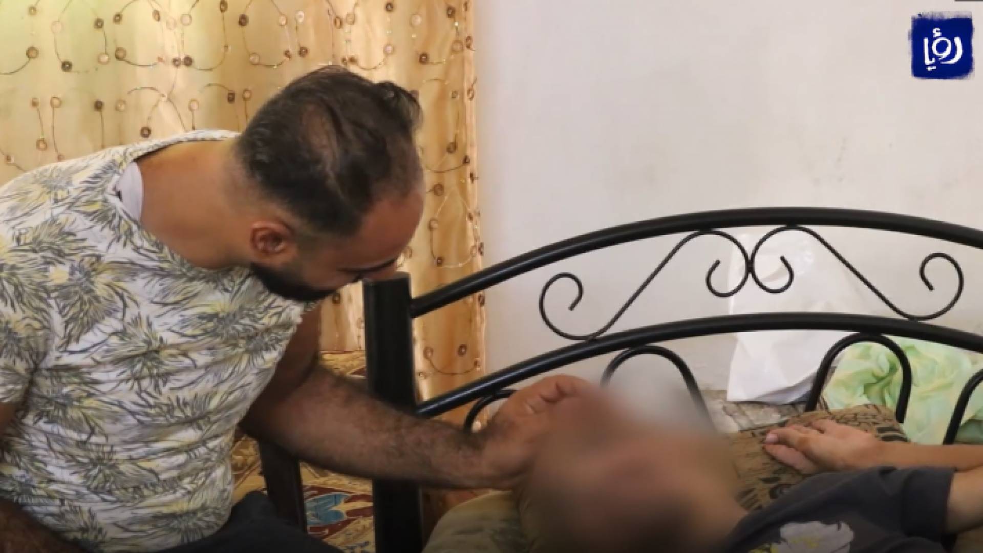 إياد.. شاب أردني مصاب بشلل دماغي وإعانته مجمدة بانتظار "حجة وصاية"