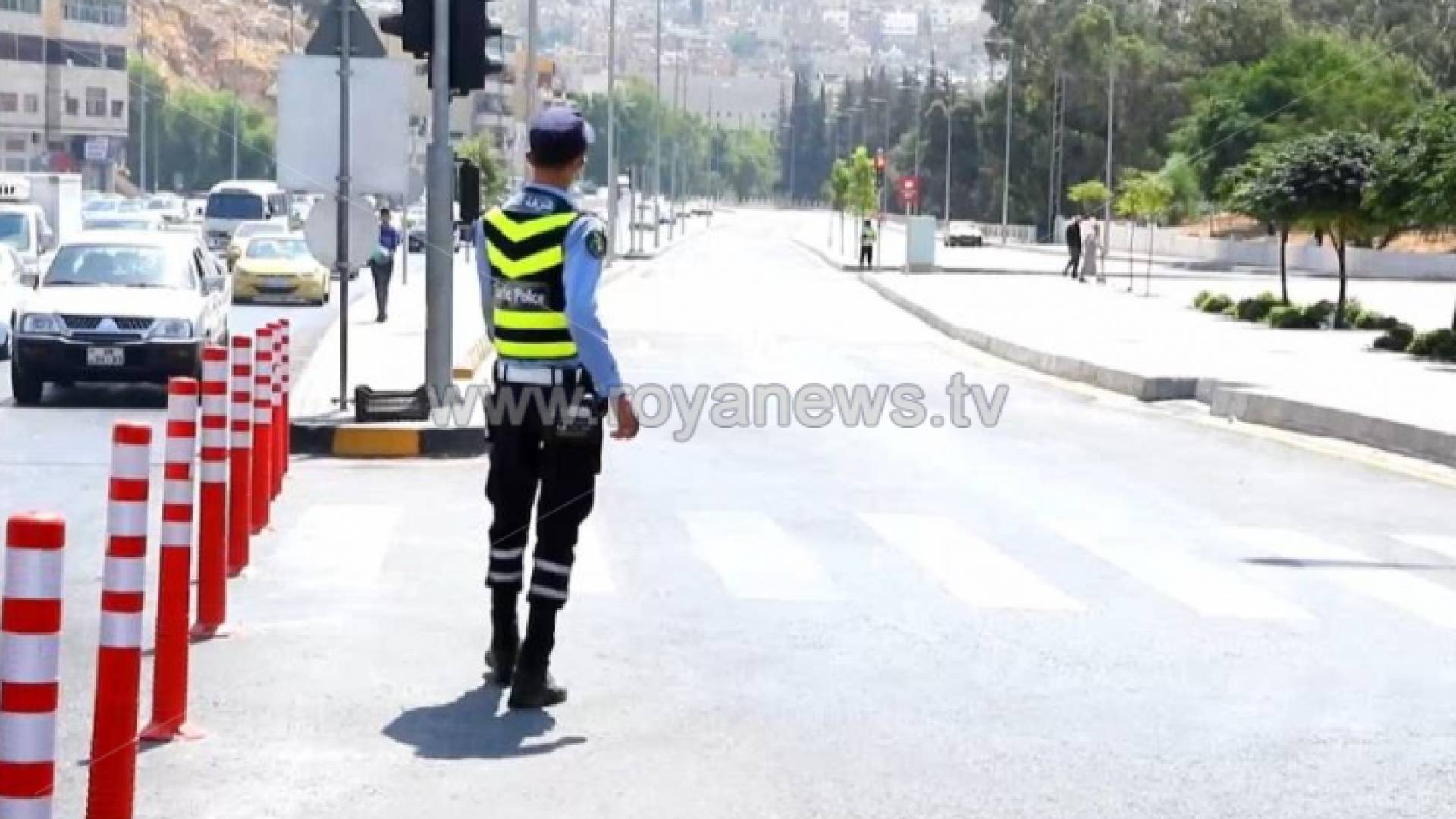 رقيب سير على مداخل الباص السريع