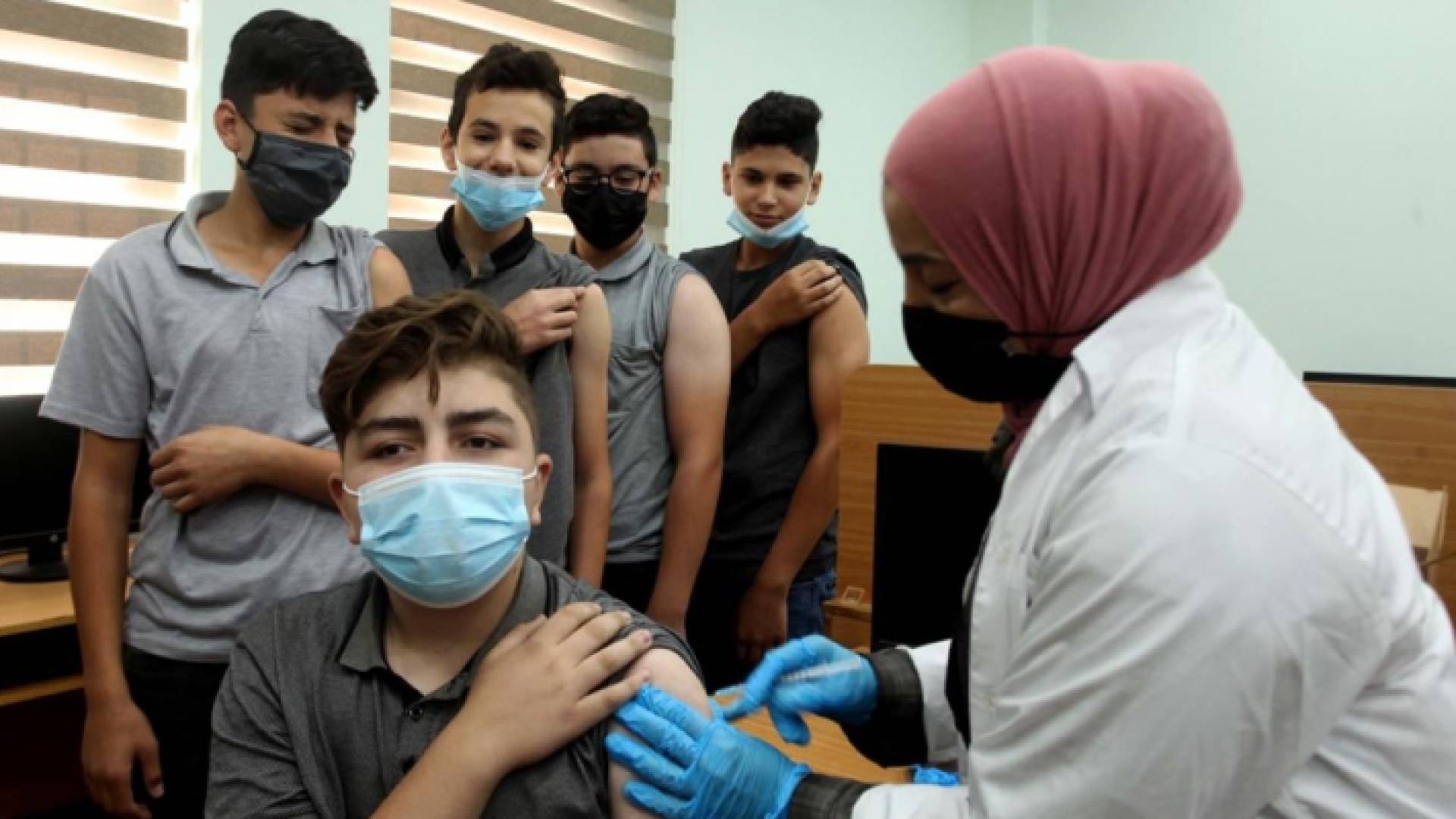 بدء حملة تطعيم طلبة الثانوية العامة ضد كورونا في فلسطين
