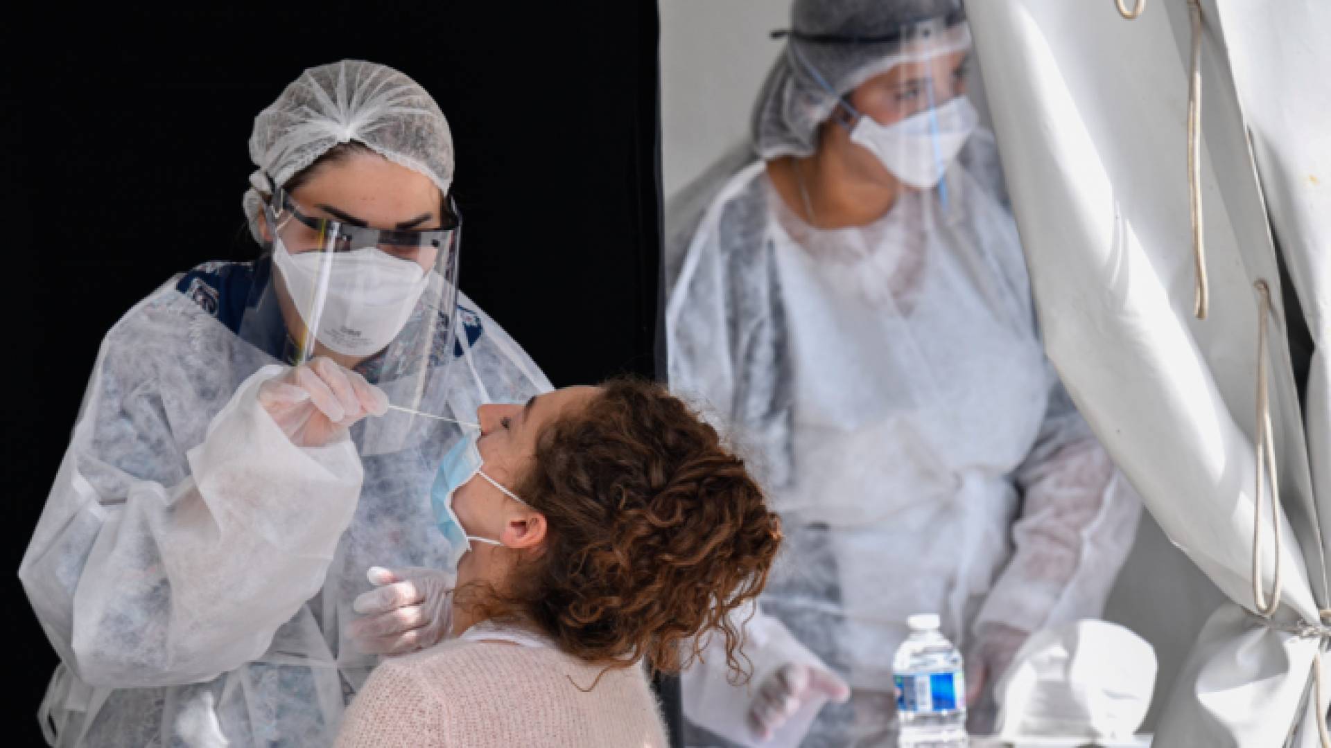 ممرضة روسية تأخذ مسحة لسيدة للتحقق من إصابتها بكورونا - أرشيفية